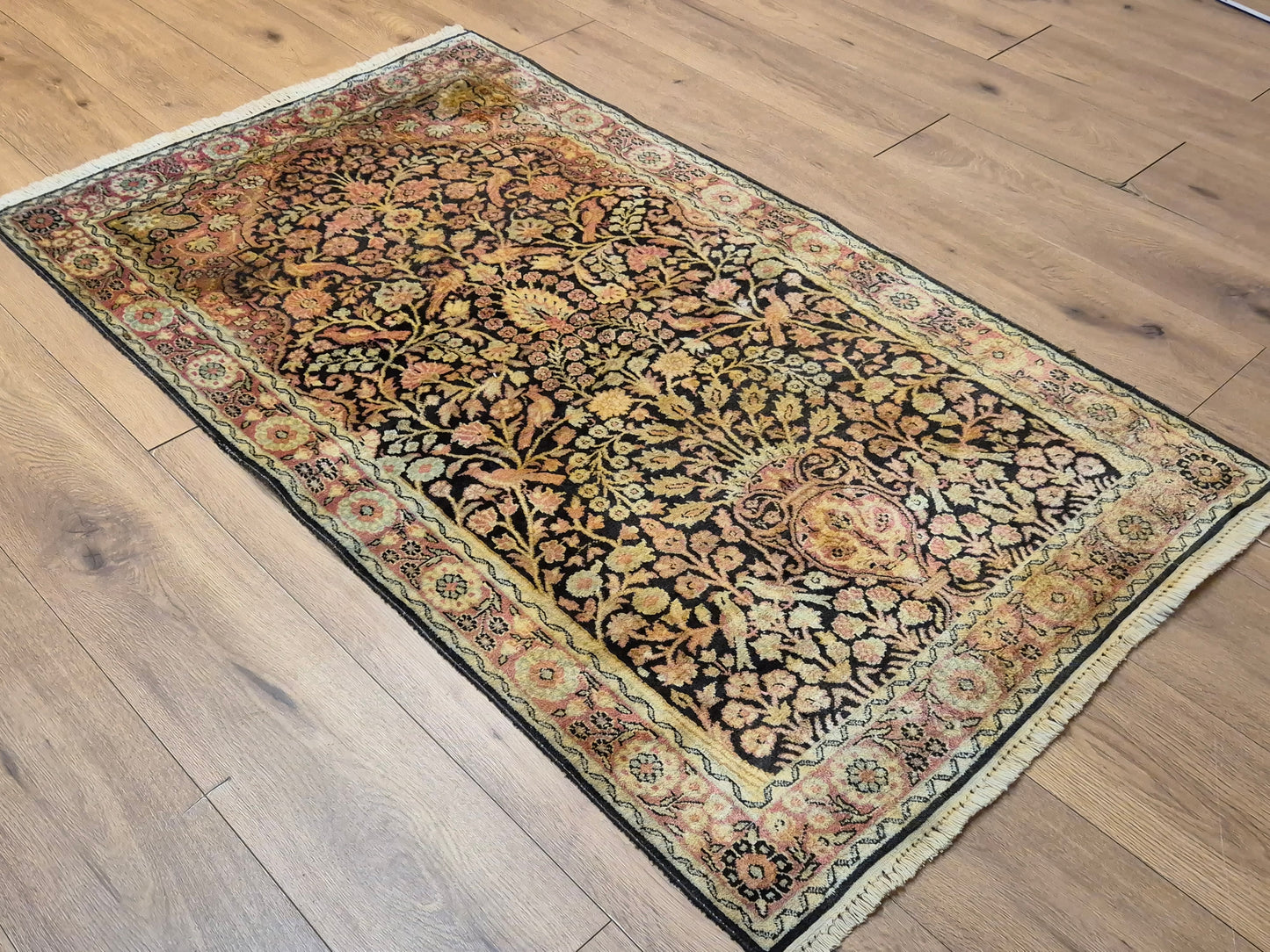 Kashmir Seidenteppich Lebensbaum florales Design feine Knüpfung