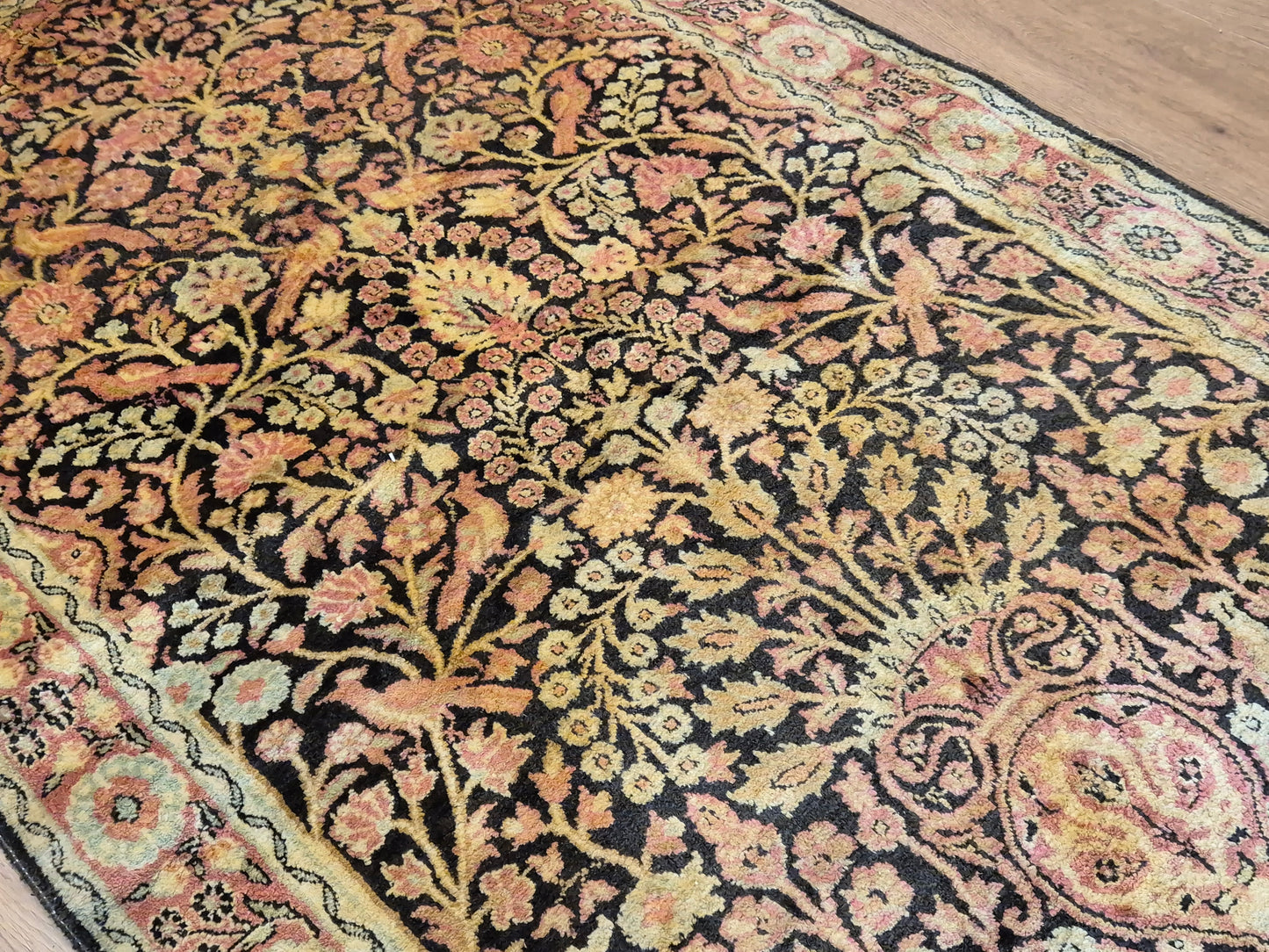 Kashmir Seidenteppich Lebensbaum florales Design feine Knüpfung