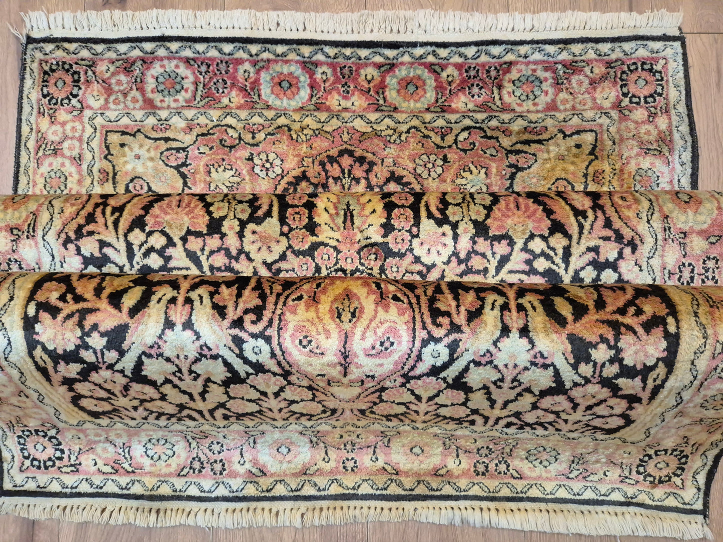 Kashmir Seidenteppich Lebensbaum florales Design feine Knüpfung