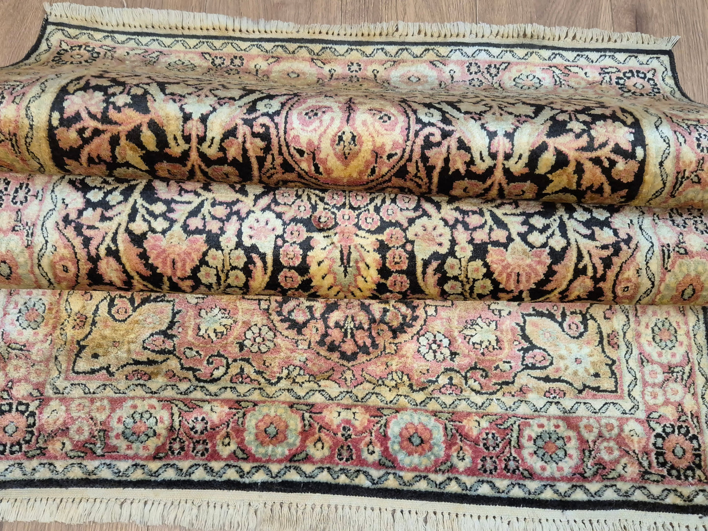 Kashmir Seidenteppich Lebensbaum florales Design feine Knüpfung