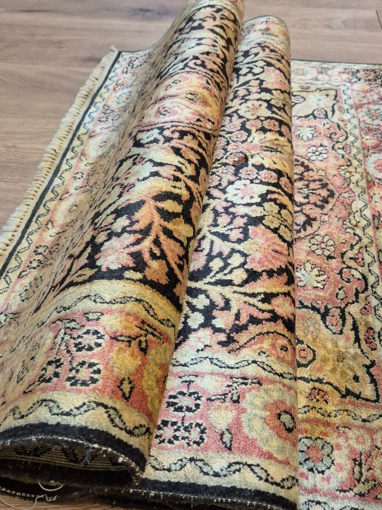 Kashmir Seidenteppich Lebensbaum florales Design feine Knüpfung