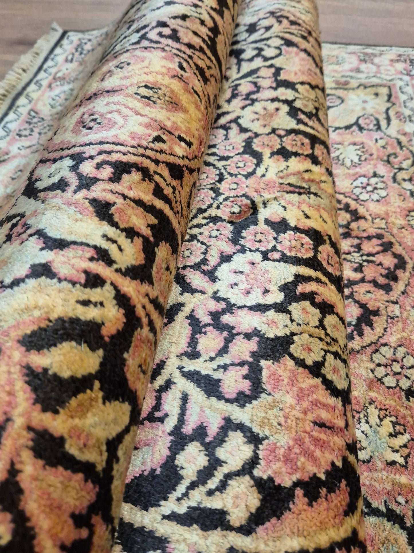 Kashmir Seidenteppich Lebensbaum florales Design feine Knüpfung