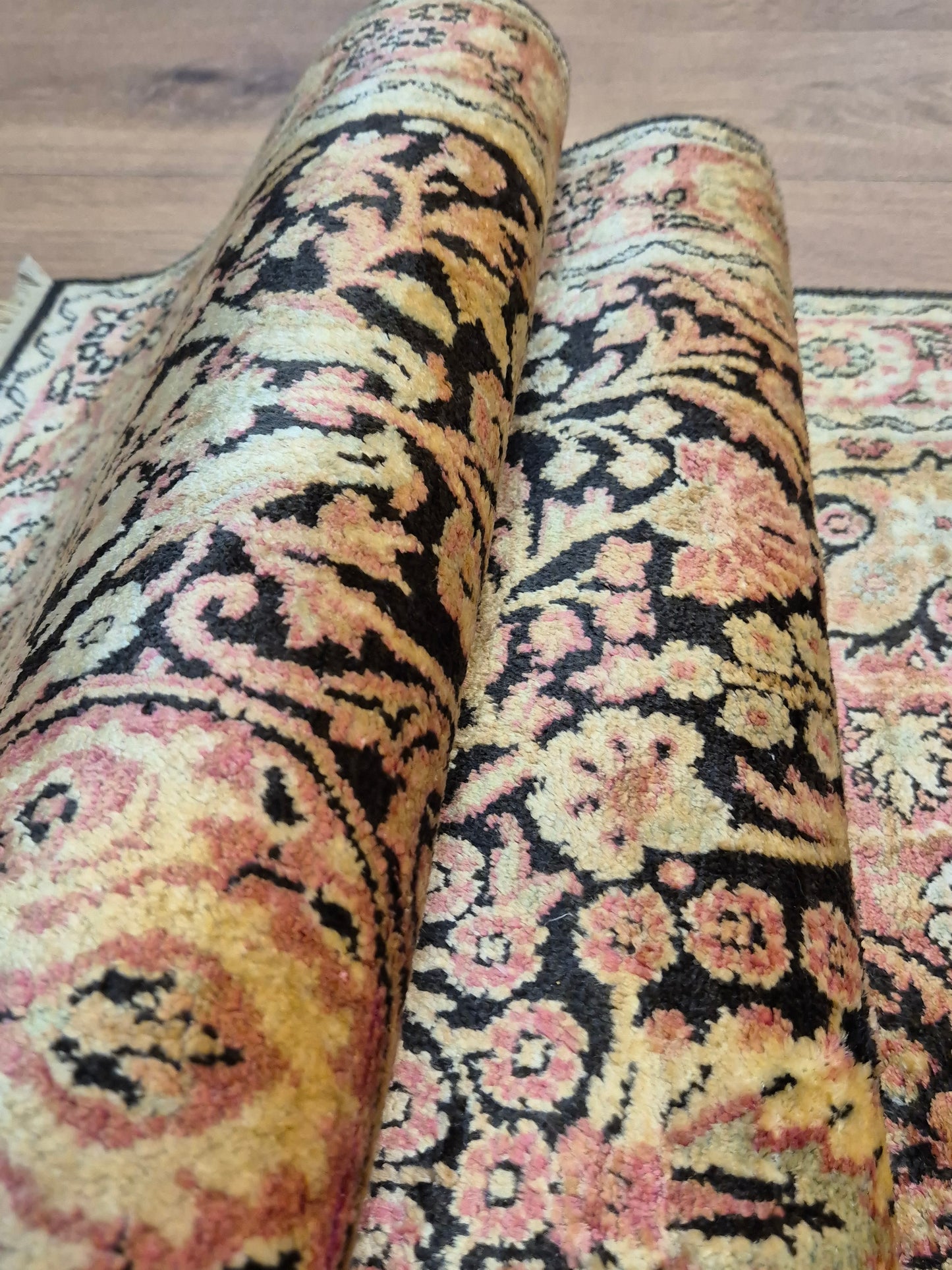 Kashmir Seidenteppich Lebensbaum florales Design feine Knüpfung