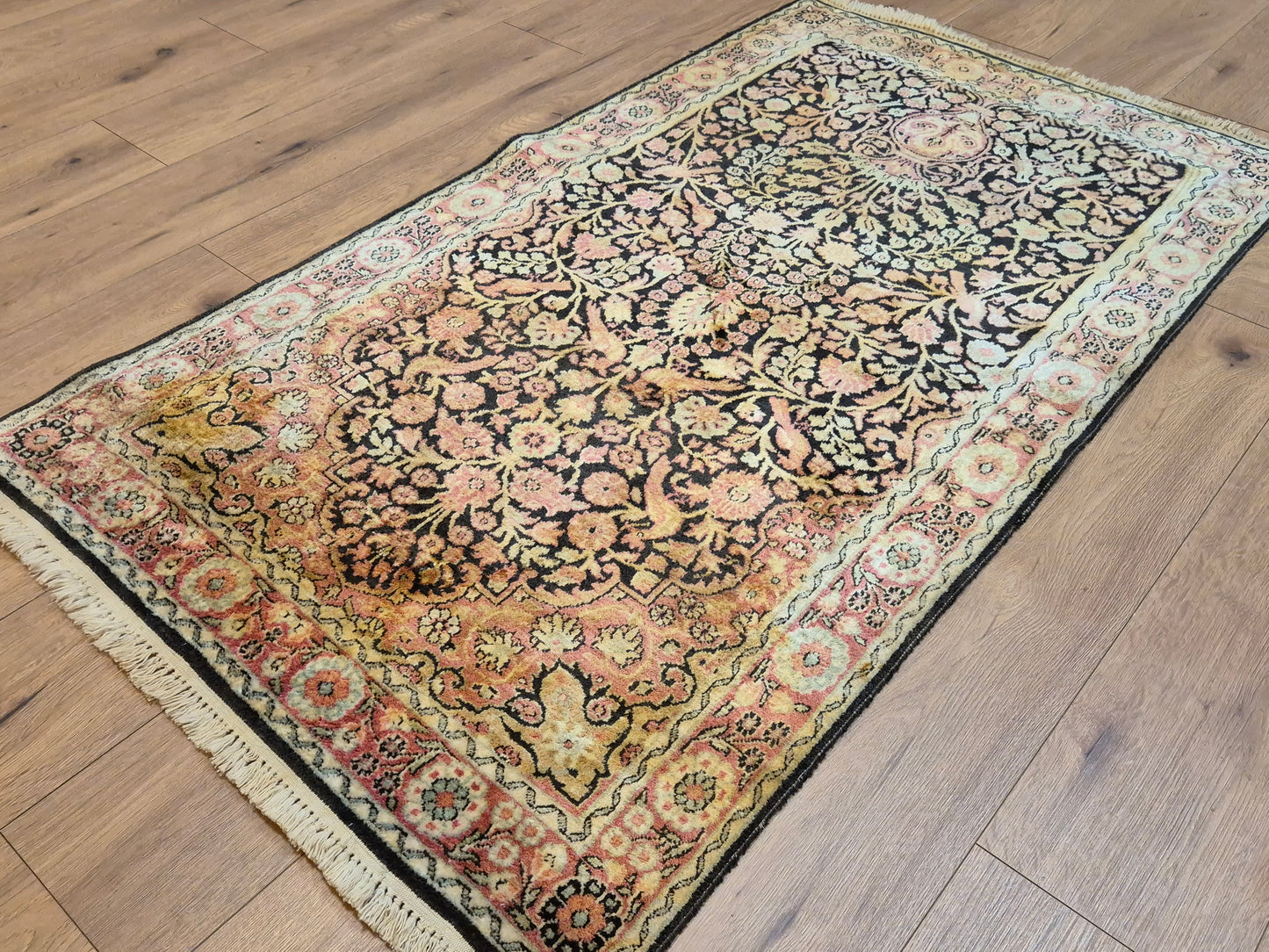 Kashmir Seidenteppich Lebensbaum florales Design feine Knüpfung