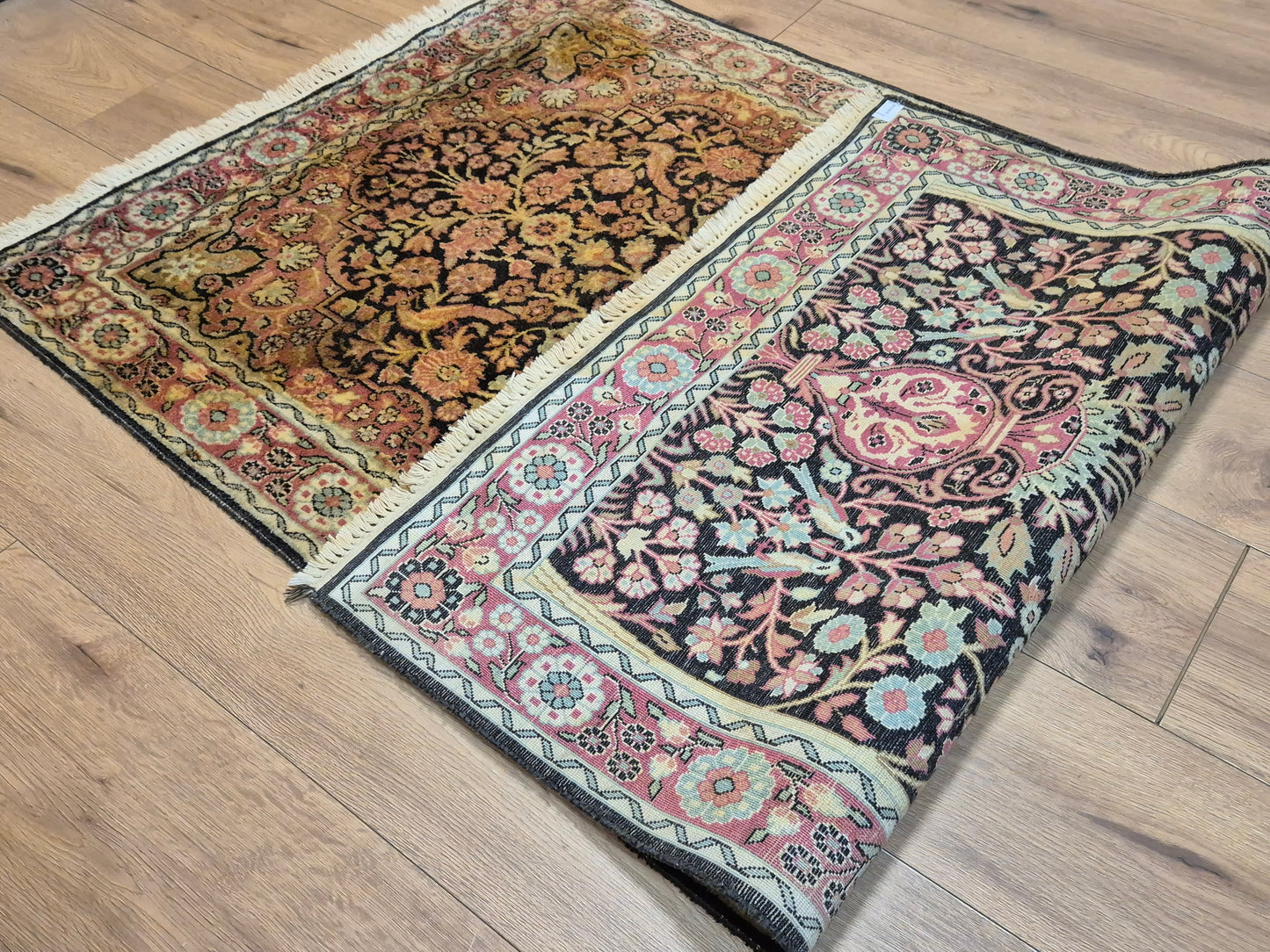 Kashmir Seidenteppich Lebensbaum florales Design feine Knüpfung