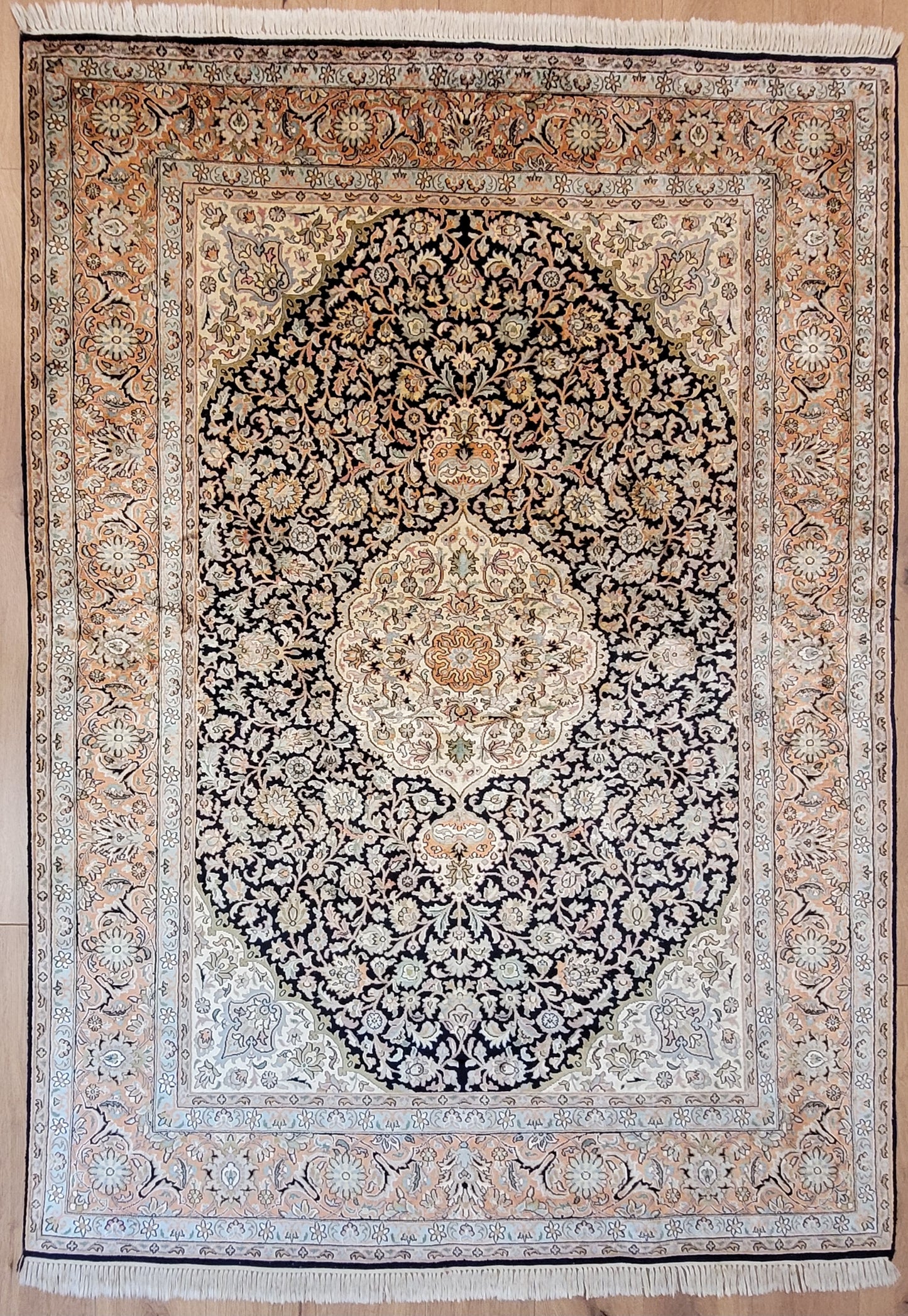 Kaschmir Teppich feine Handknüpfung Medaillon Design