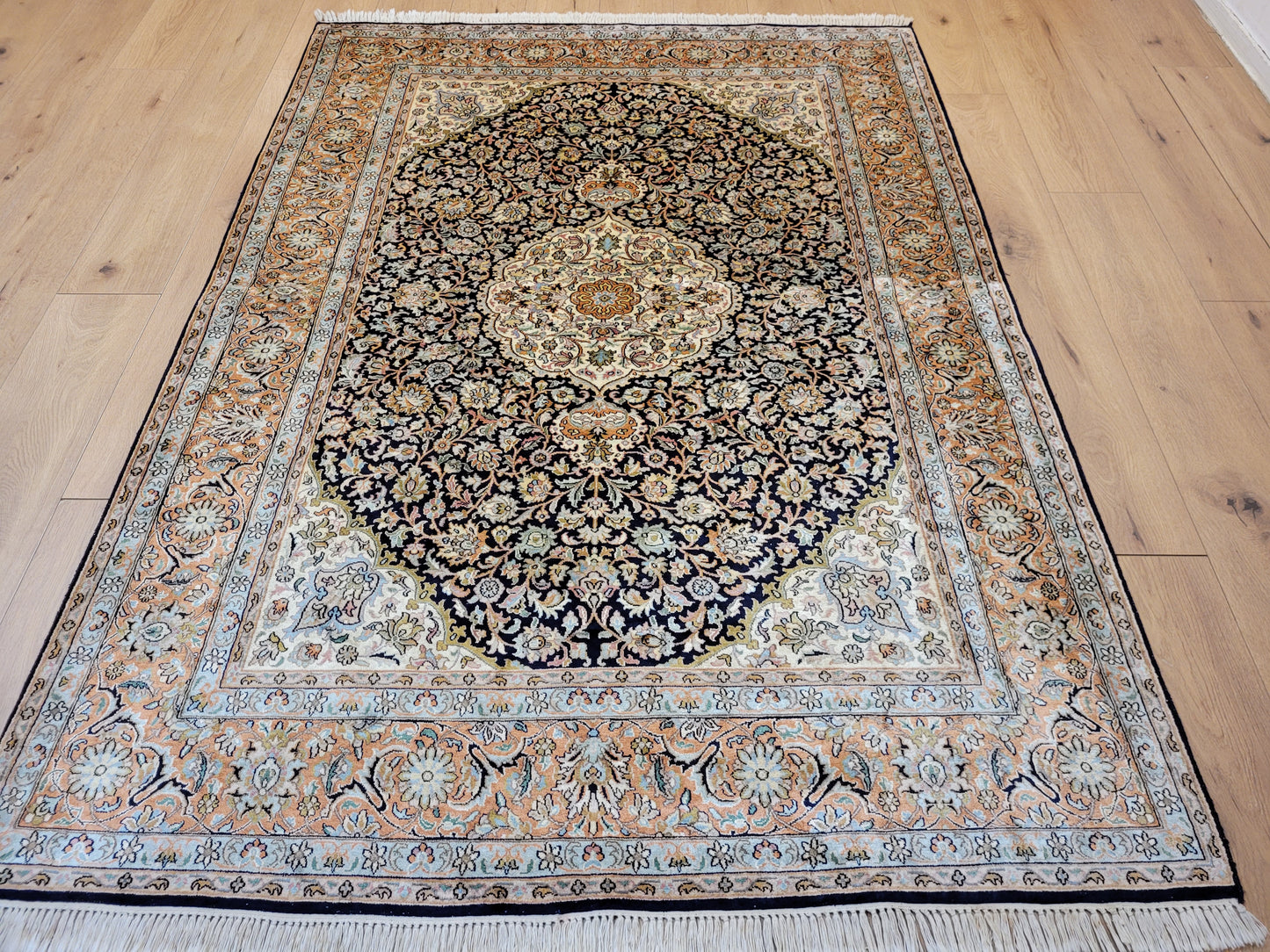 Kaschmir Teppich feine Handknüpfung Medaillon Design