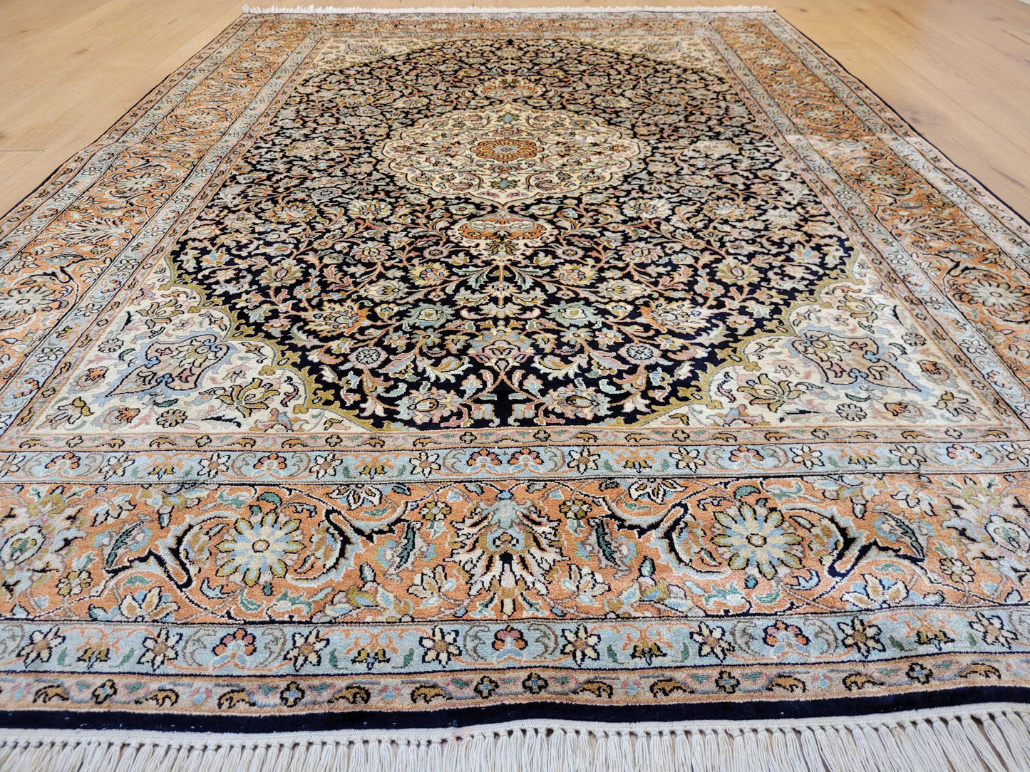 Kaschmir Teppich feine Handknüpfung Medaillon Design