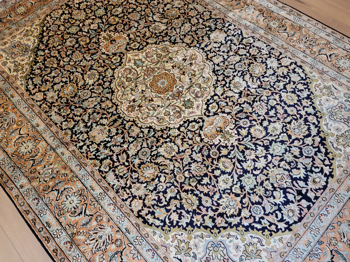 Kaschmir Teppich feine Handknüpfung Medaillon Design