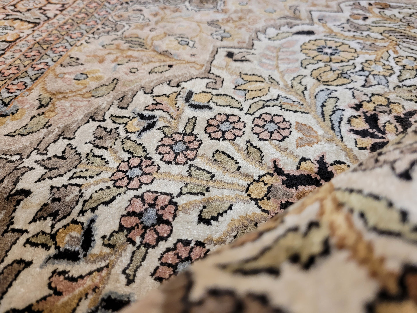 Kaschmir Teppich Seide feine Handknüpfung Lebensbaum Vase Design