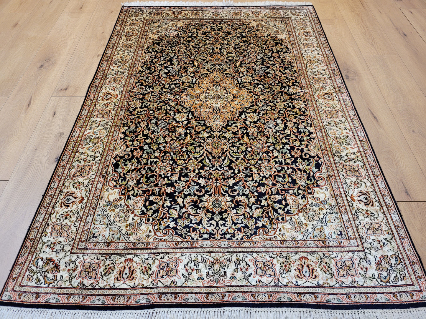 Ghom Teppich Seide feine Handknüpfung Medaillon Design