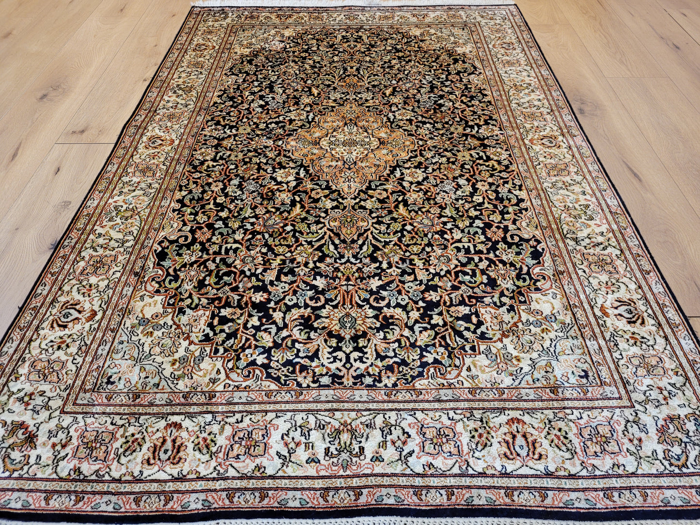 Ghom Teppich Seide feine Handknüpfung Medaillon Design