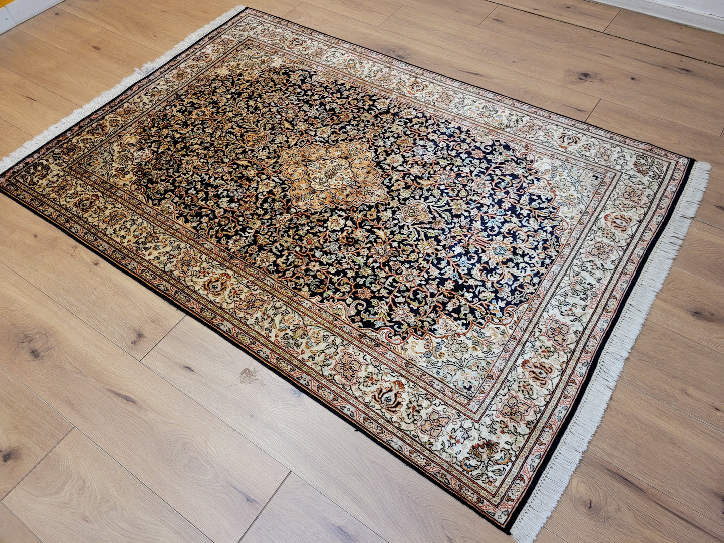 Ghom Teppich Seide feine Handknüpfung Medaillon Design