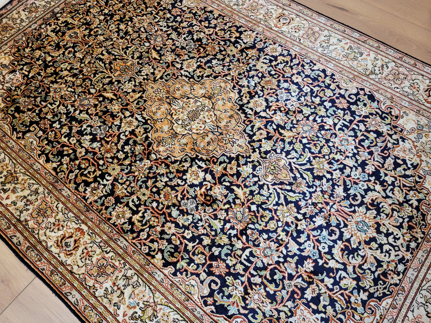 Ghom Teppich Seide feine Handknüpfung Medaillon Design