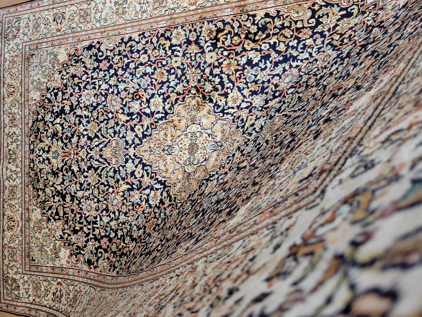 Ghom Teppich Seide feine Handknüpfung Medaillon Design