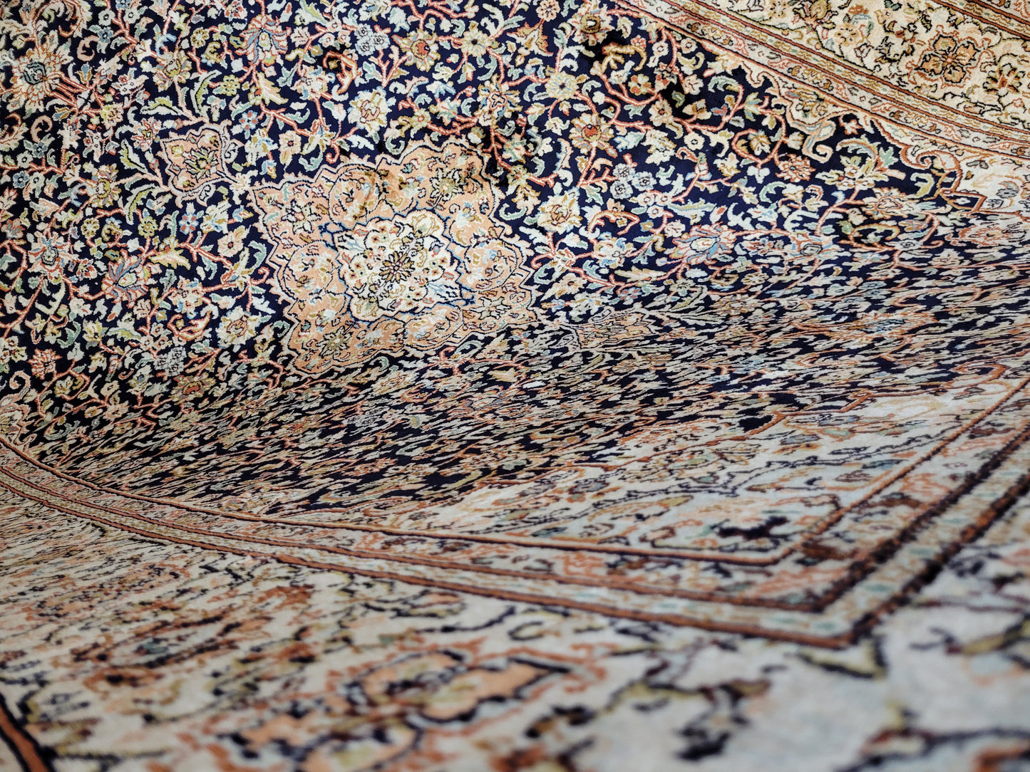 Ghom Teppich Seide feine Handknüpfung Medaillon Design