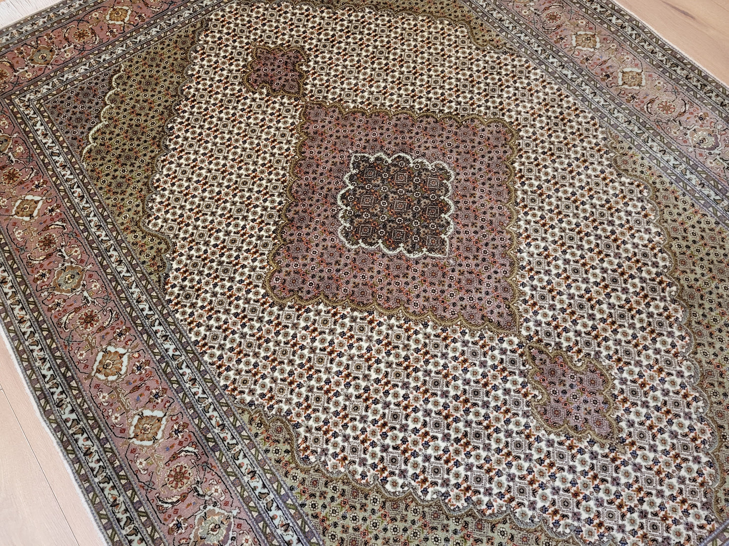 Täbriz Teppich Korkwolle Seide feine Handknüpfung Mahi Design