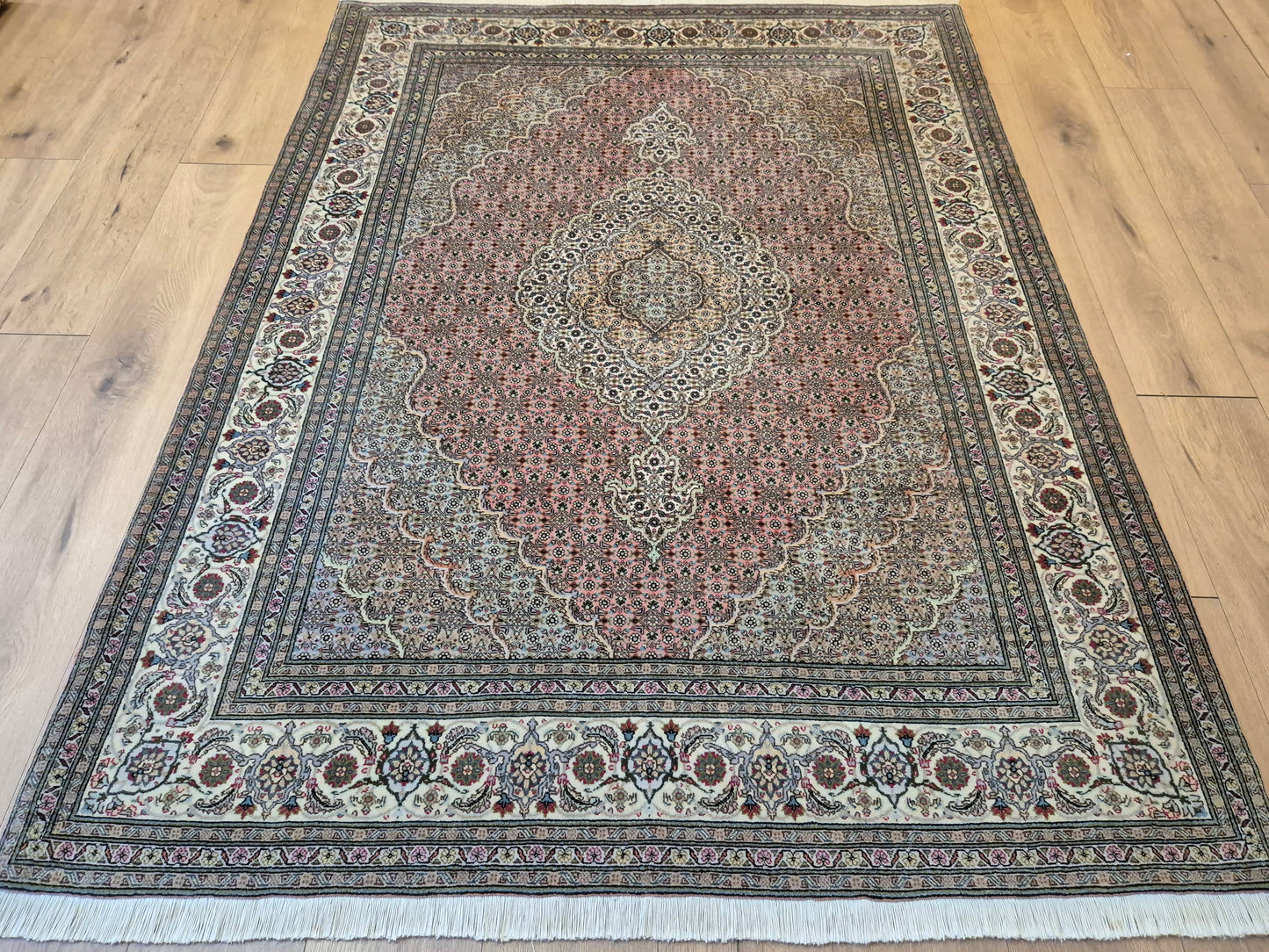 Täbriz Teppich Korkwolle mit Seide feine Knüpfung florales Medaillon