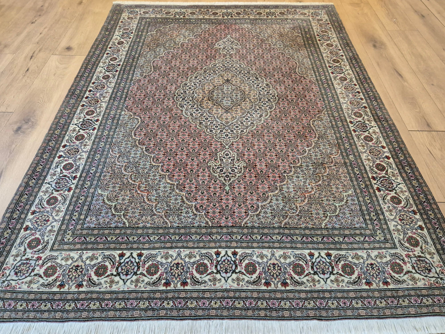 Täbriz Teppich Korkwolle mit Seide feine Knüpfung florales Medaillon