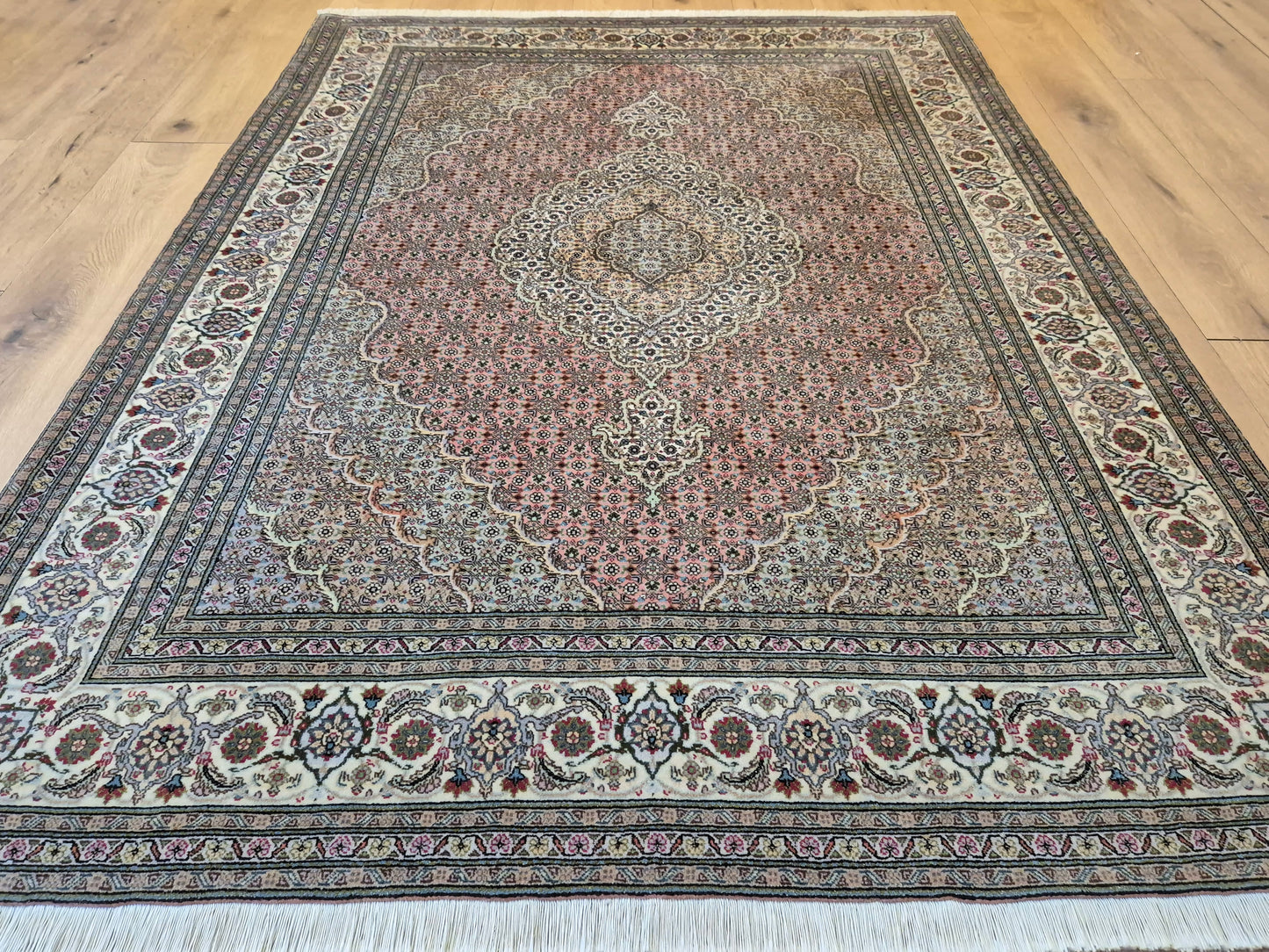 Täbriz Teppich Korkwolle mit Seide feine Knüpfung florales Medaillon