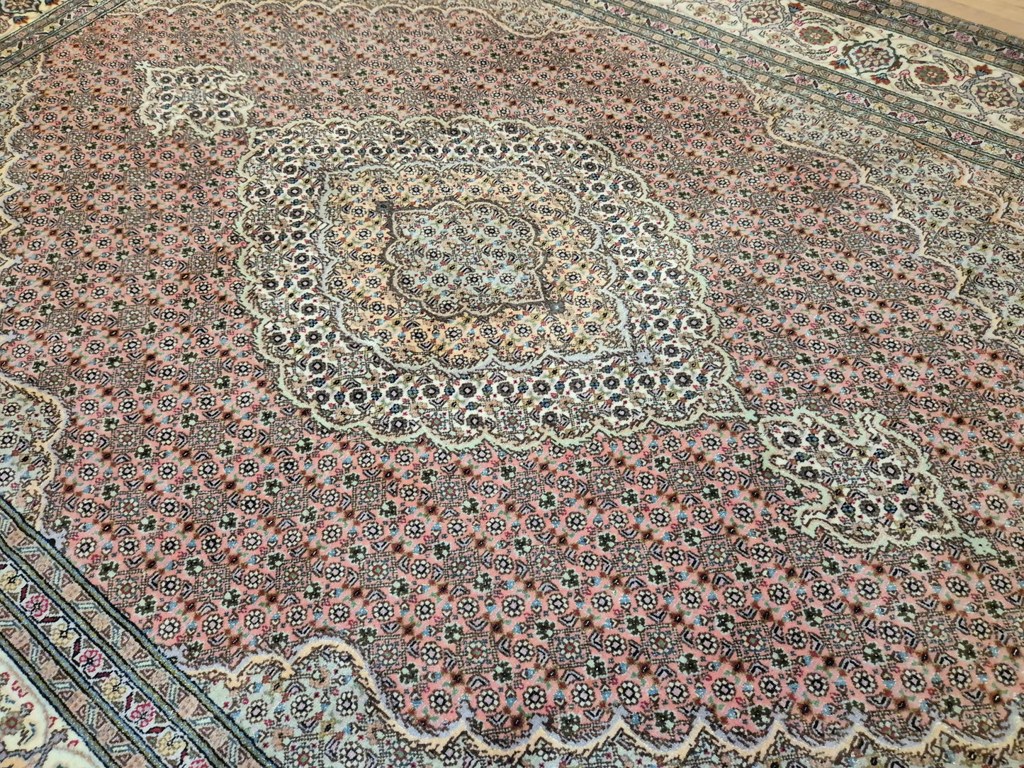 Täbriz Teppich Korkwolle mit Seide feine Knüpfung florales Medaillon