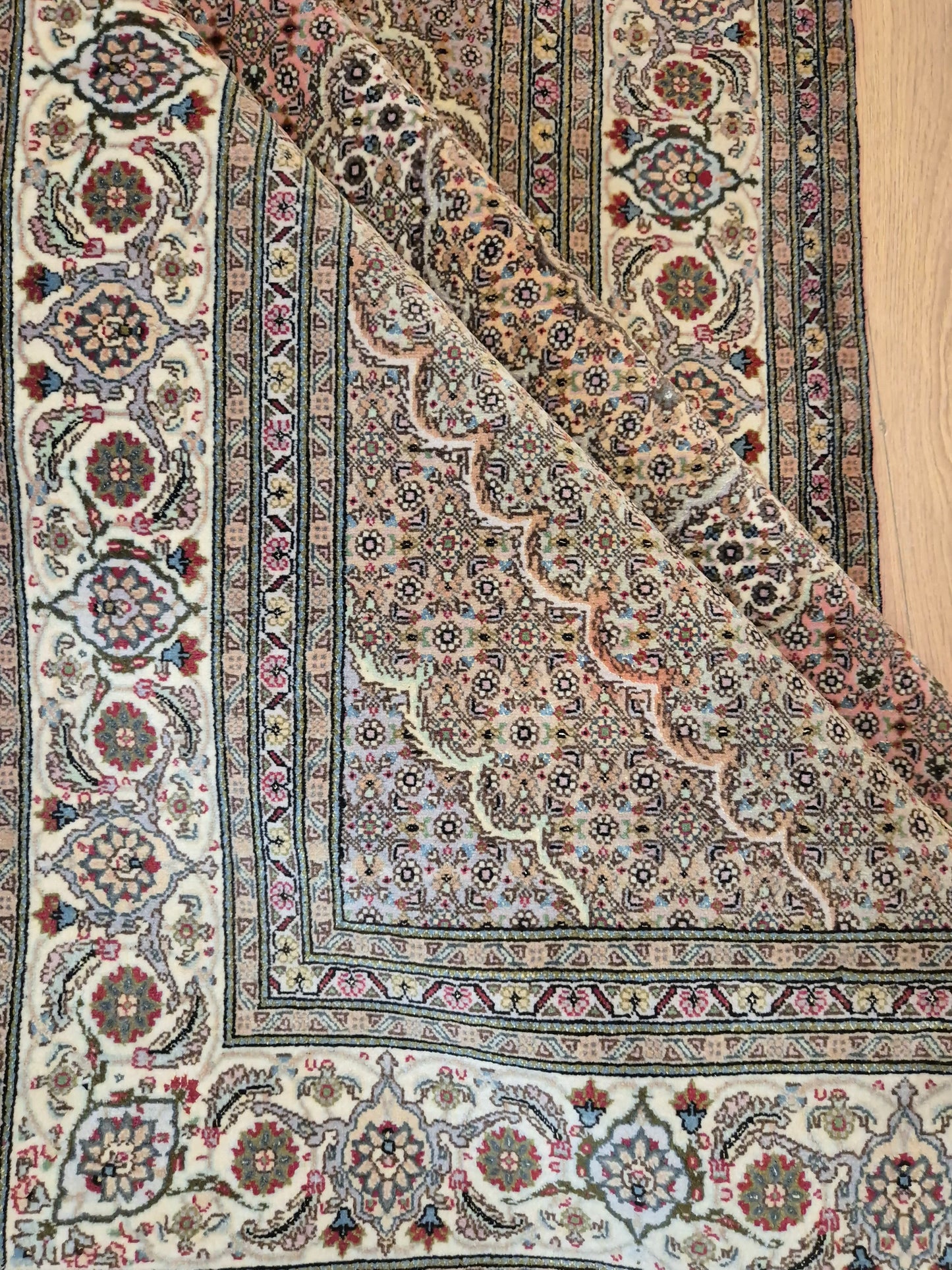 Täbriz Teppich Korkwolle mit Seide feine Knüpfung florales Medaillon