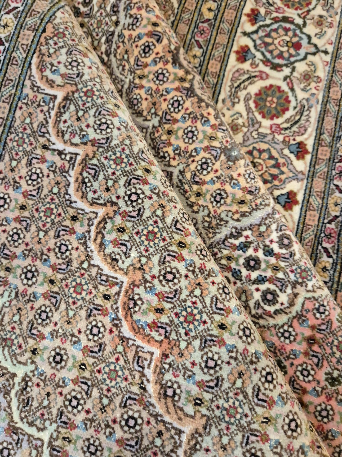 Täbriz Teppich Korkwolle mit Seide feine Knüpfung florales Medaillon