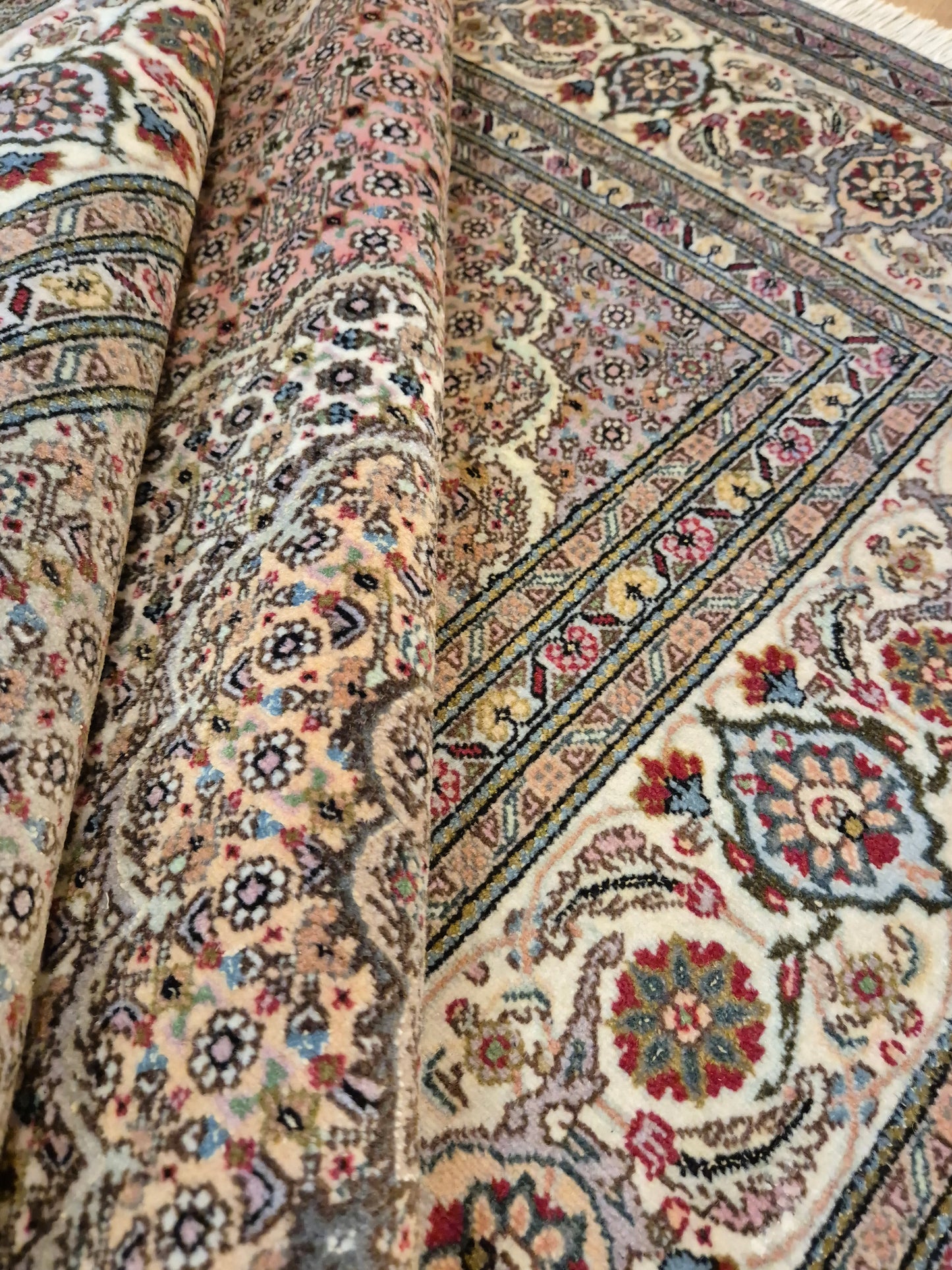 Täbriz Teppich Korkwolle mit Seide feine Knüpfung florales Medaillon