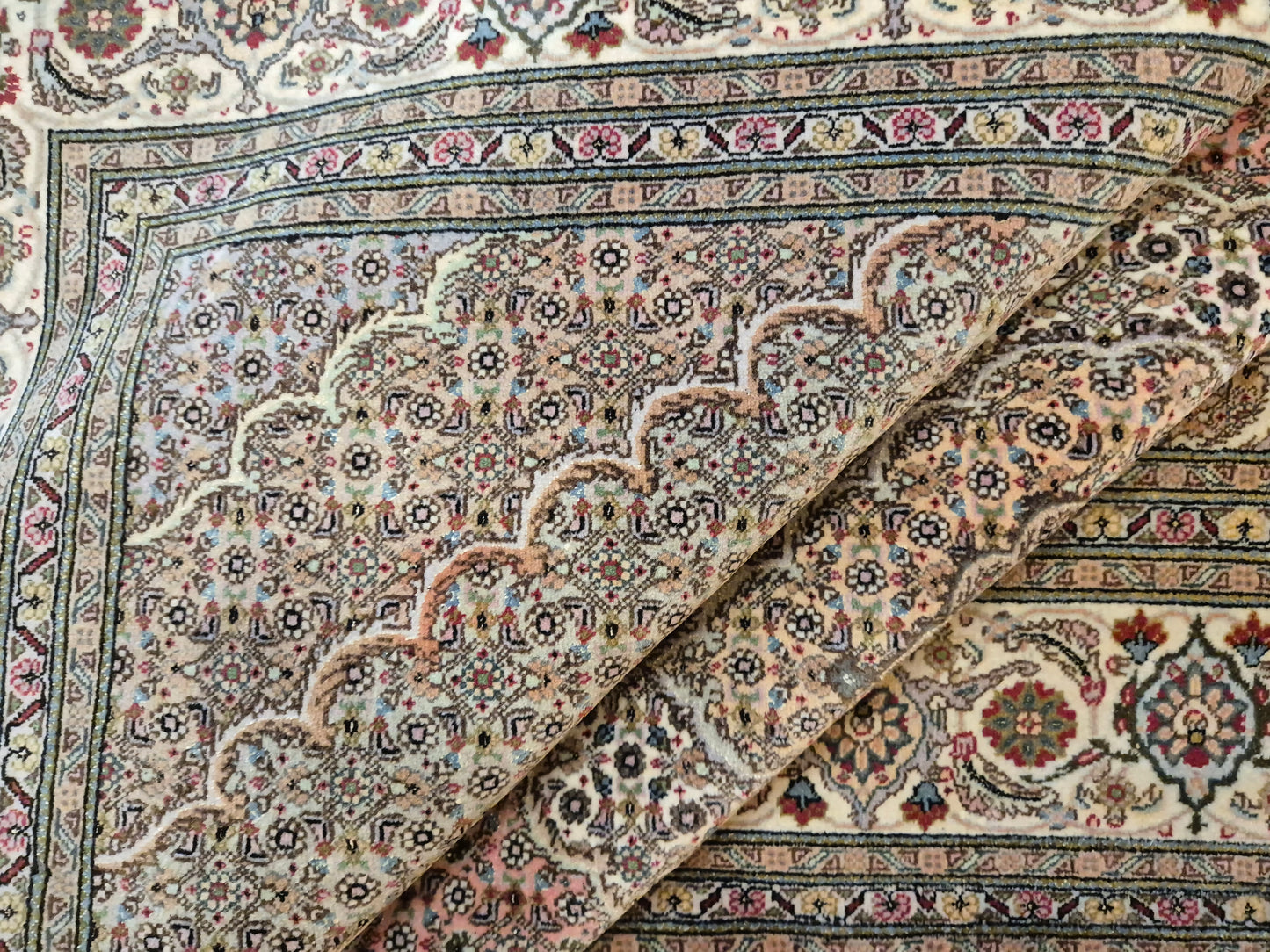 Täbriz Teppich Korkwolle mit Seide feine Knüpfung florales Medaillon