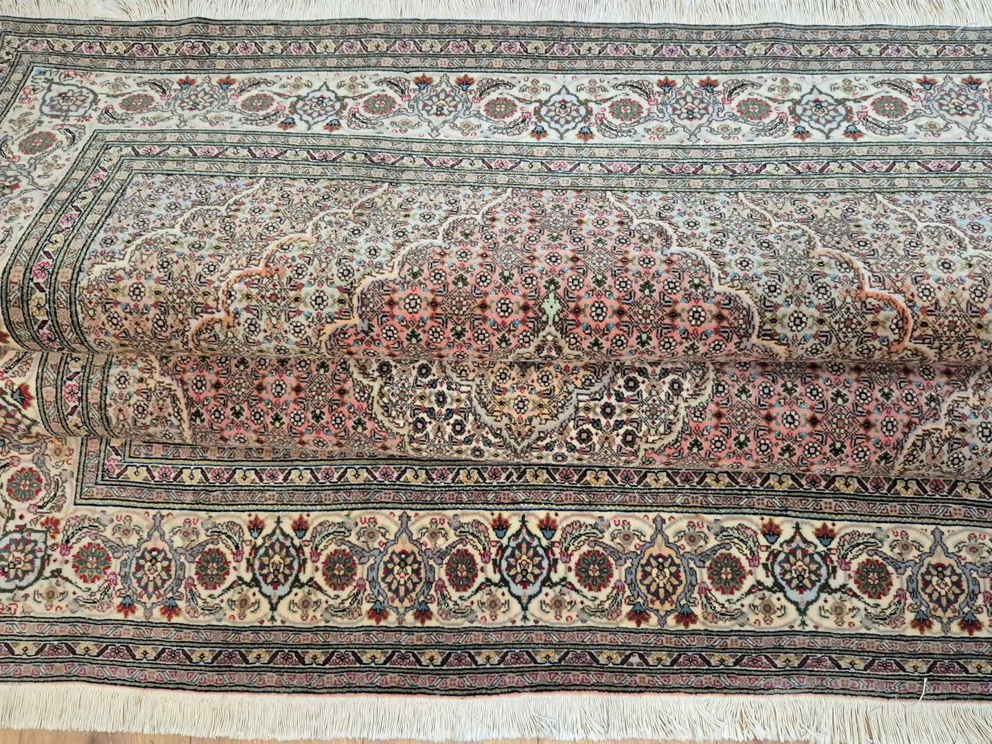 Täbriz Teppich Korkwolle mit Seide feine Knüpfung florales Medaillon