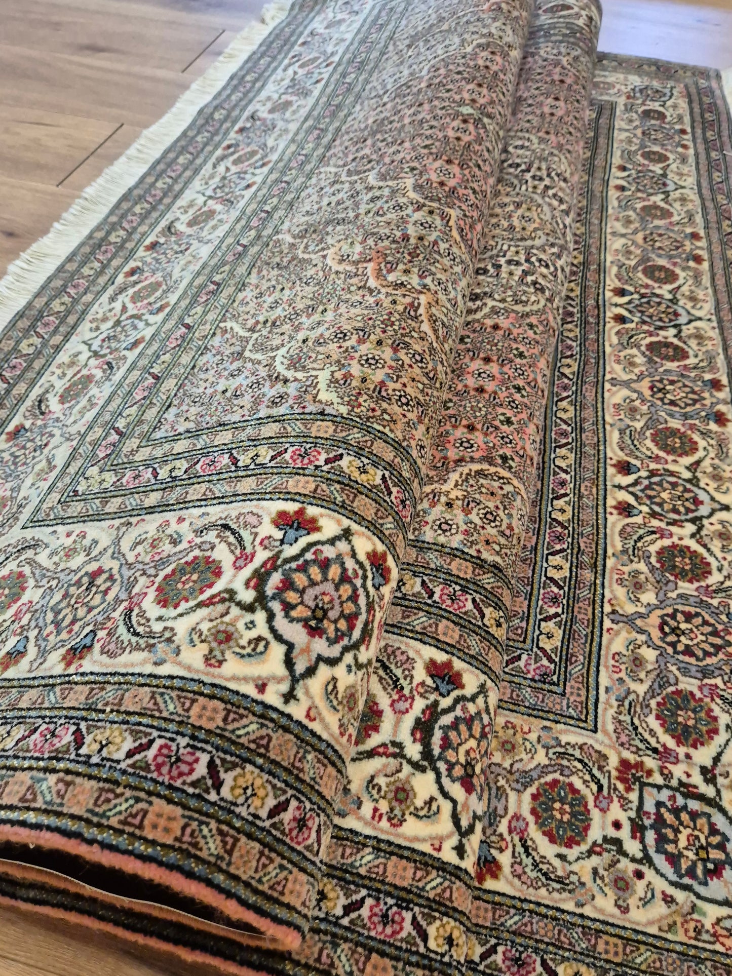 Täbriz Teppich Korkwolle mit Seide feine Knüpfung florales Medaillon