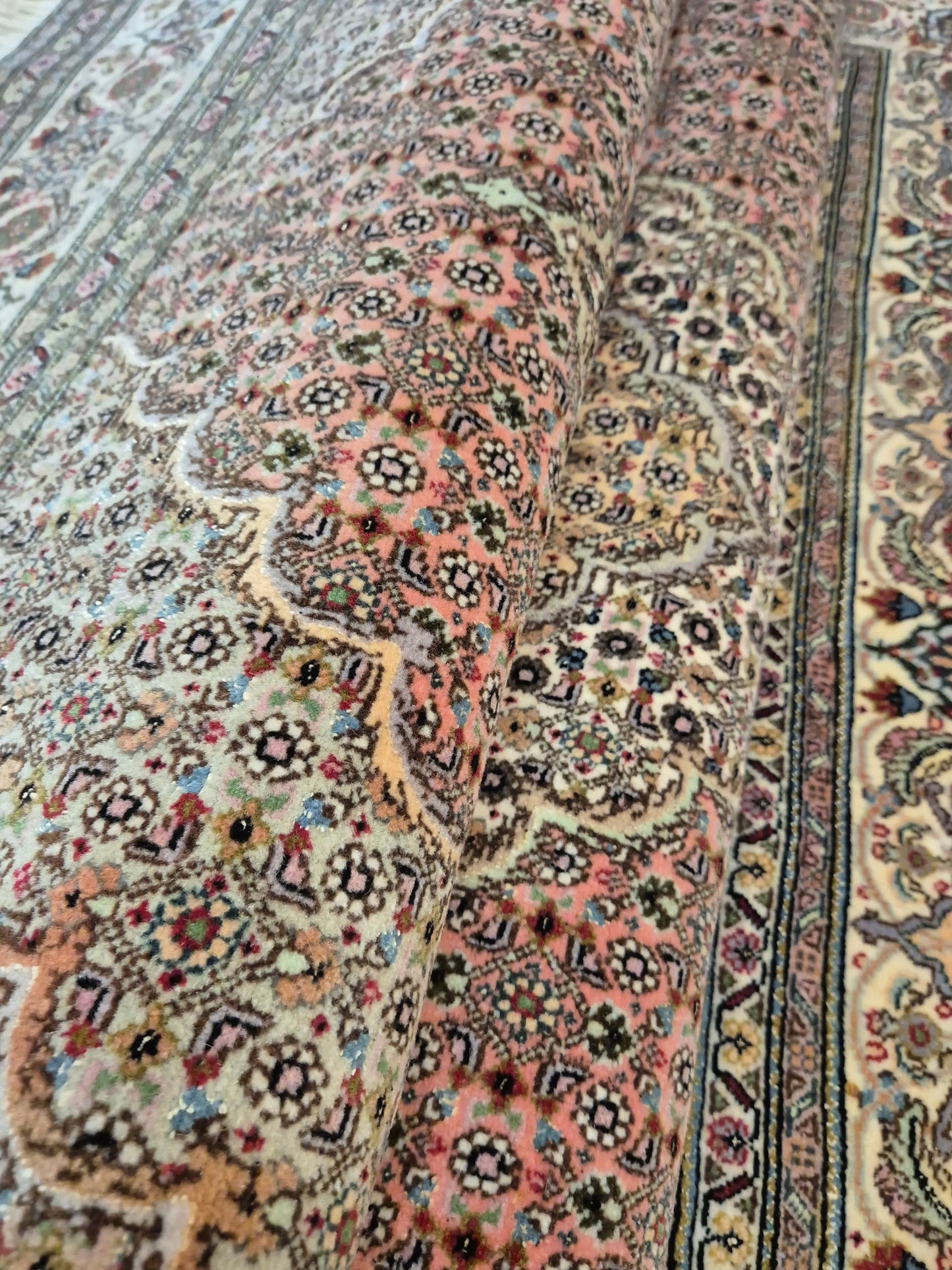 Täbriz Teppich Korkwolle mit Seide feine Knüpfung florales Medaillon