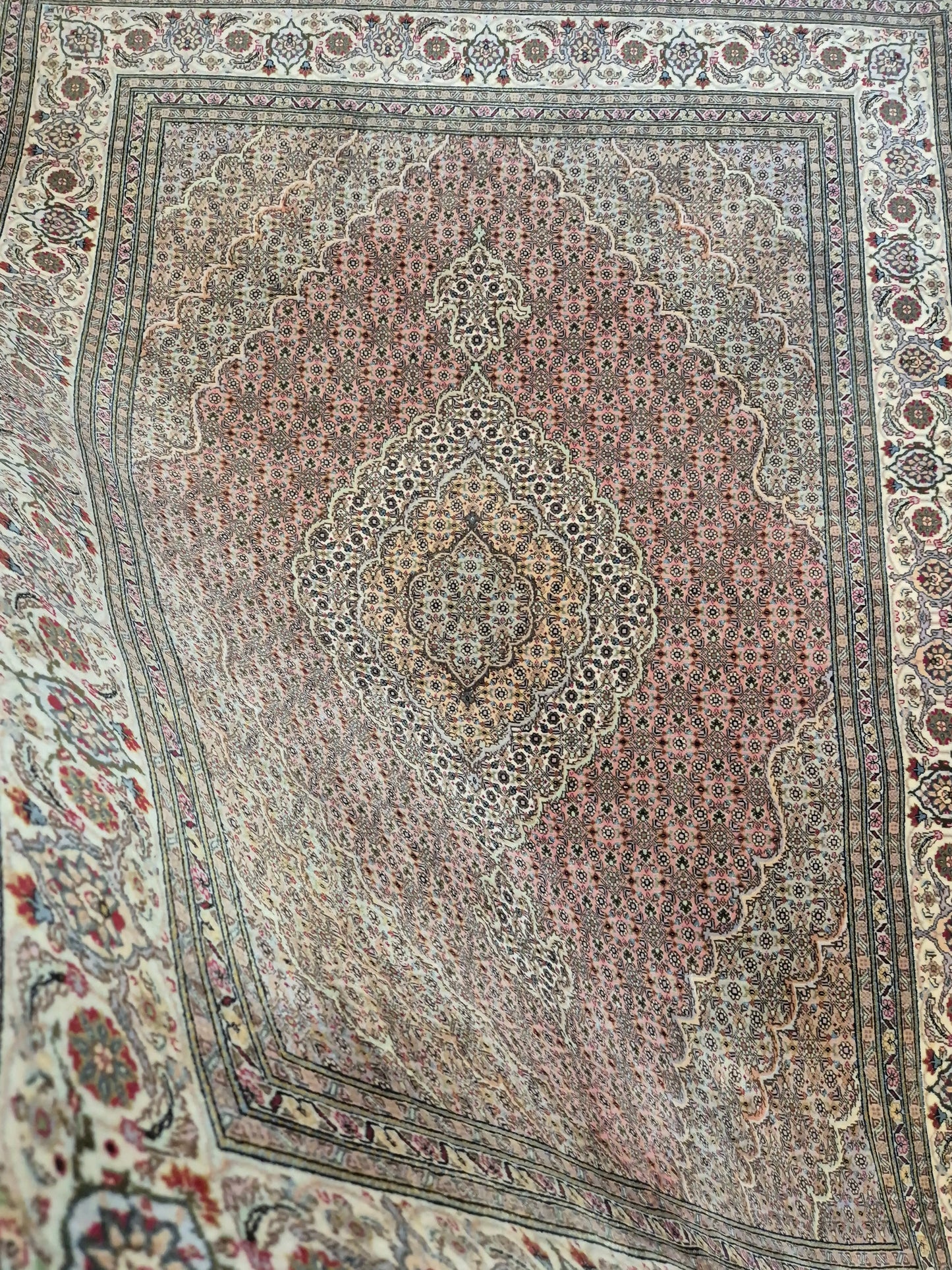 Täbriz Teppich Korkwolle mit Seide feine Knüpfung florales Medaillon