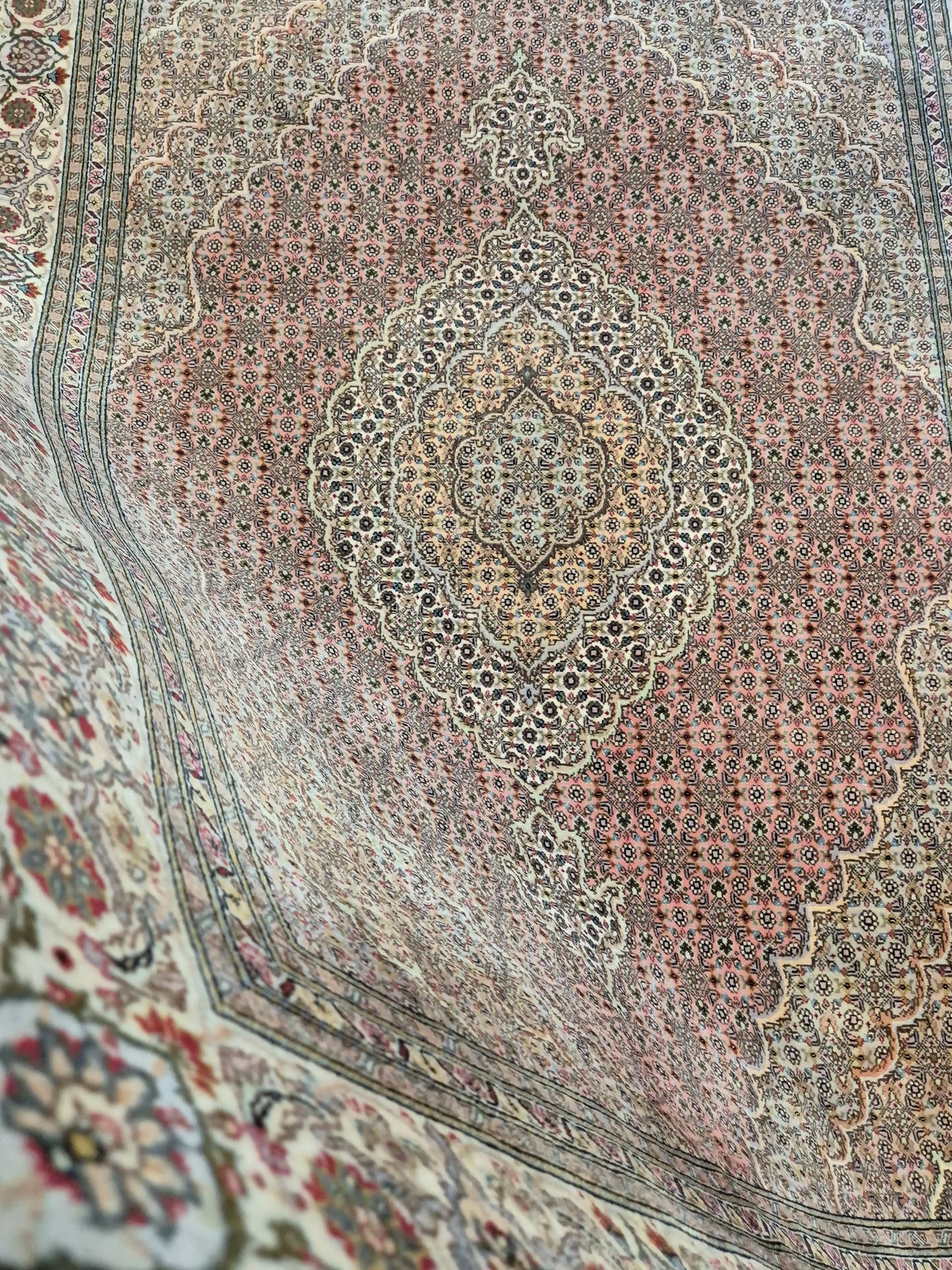 Täbriz Teppich Korkwolle mit Seide feine Knüpfung florales Medaillon