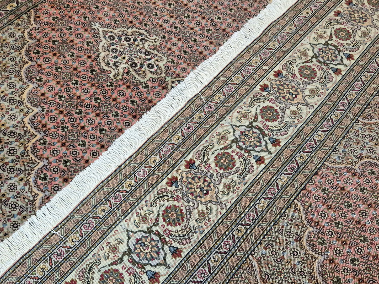 Täbriz Teppich Korkwolle mit Seide feine Knüpfung florales Medaillon