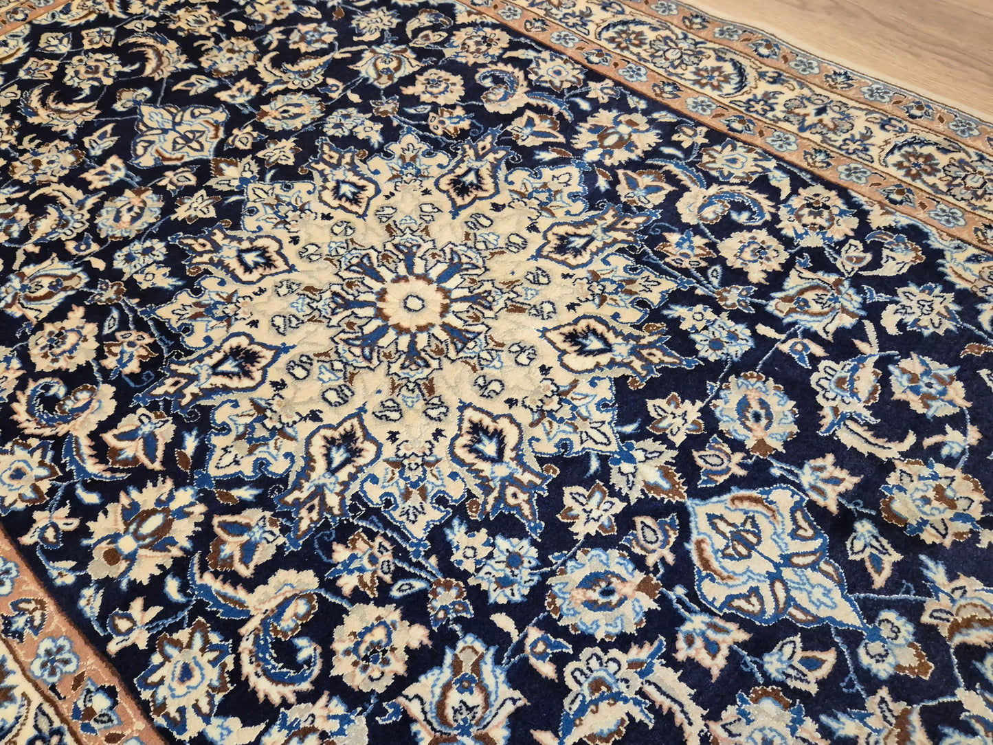 Nain Teppich Korkwolle Seide Medaillon florales Design feine Knüpfung