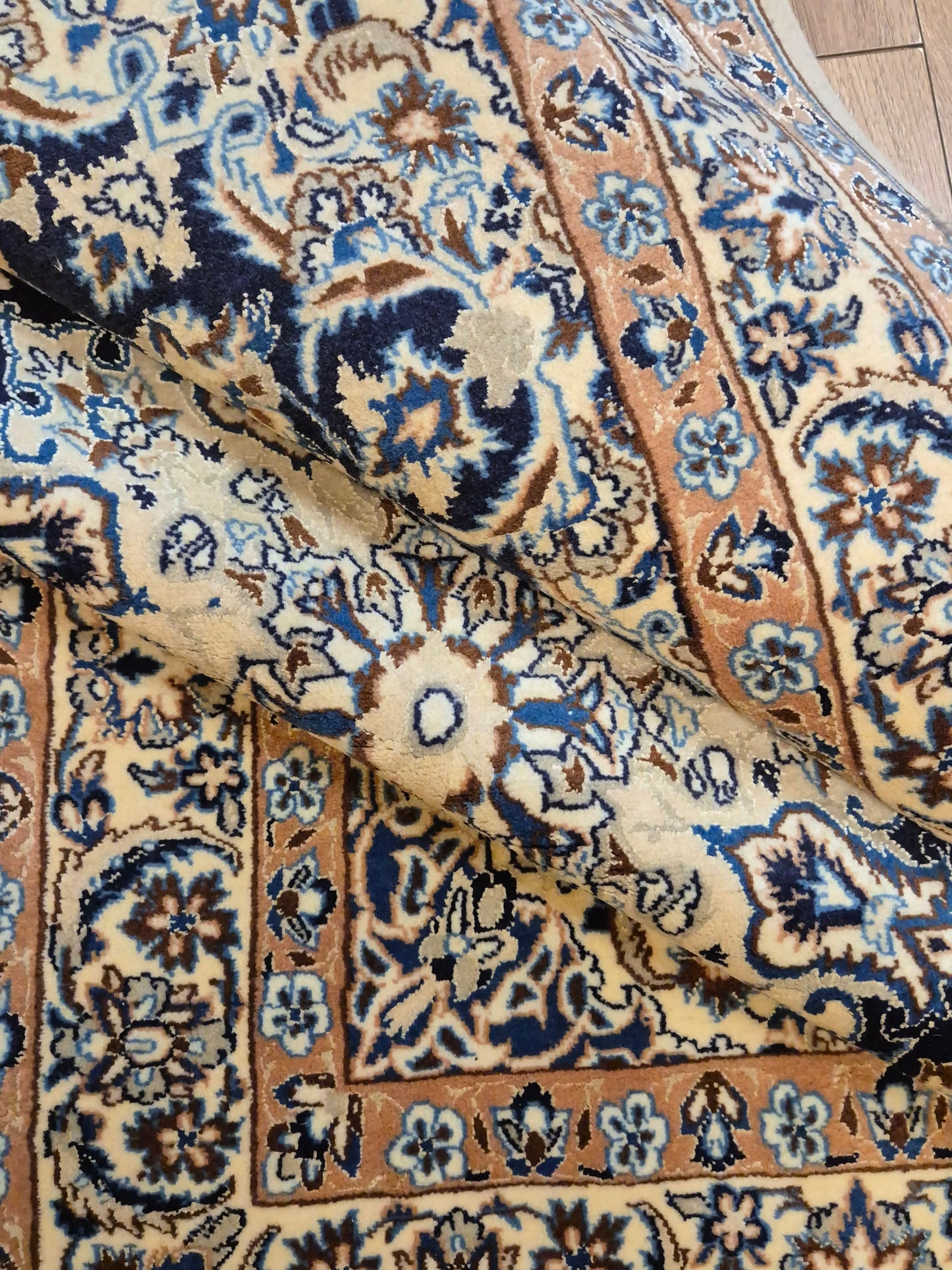 Nain Teppich Korkwolle Seide Medaillon florales Design feine Knüpfung