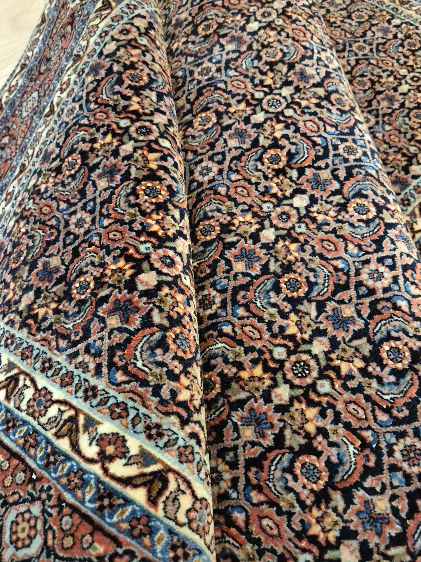 Bidjar Teppich Korkwolle Seide signiert florales Allover-Muster