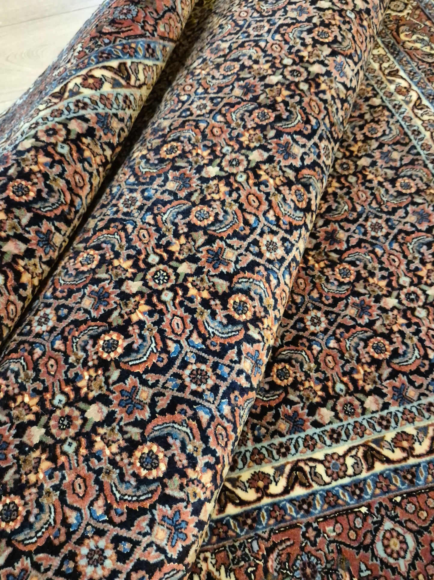 Bidjar Teppich Korkwolle Seide signiert florales Allover-Muster