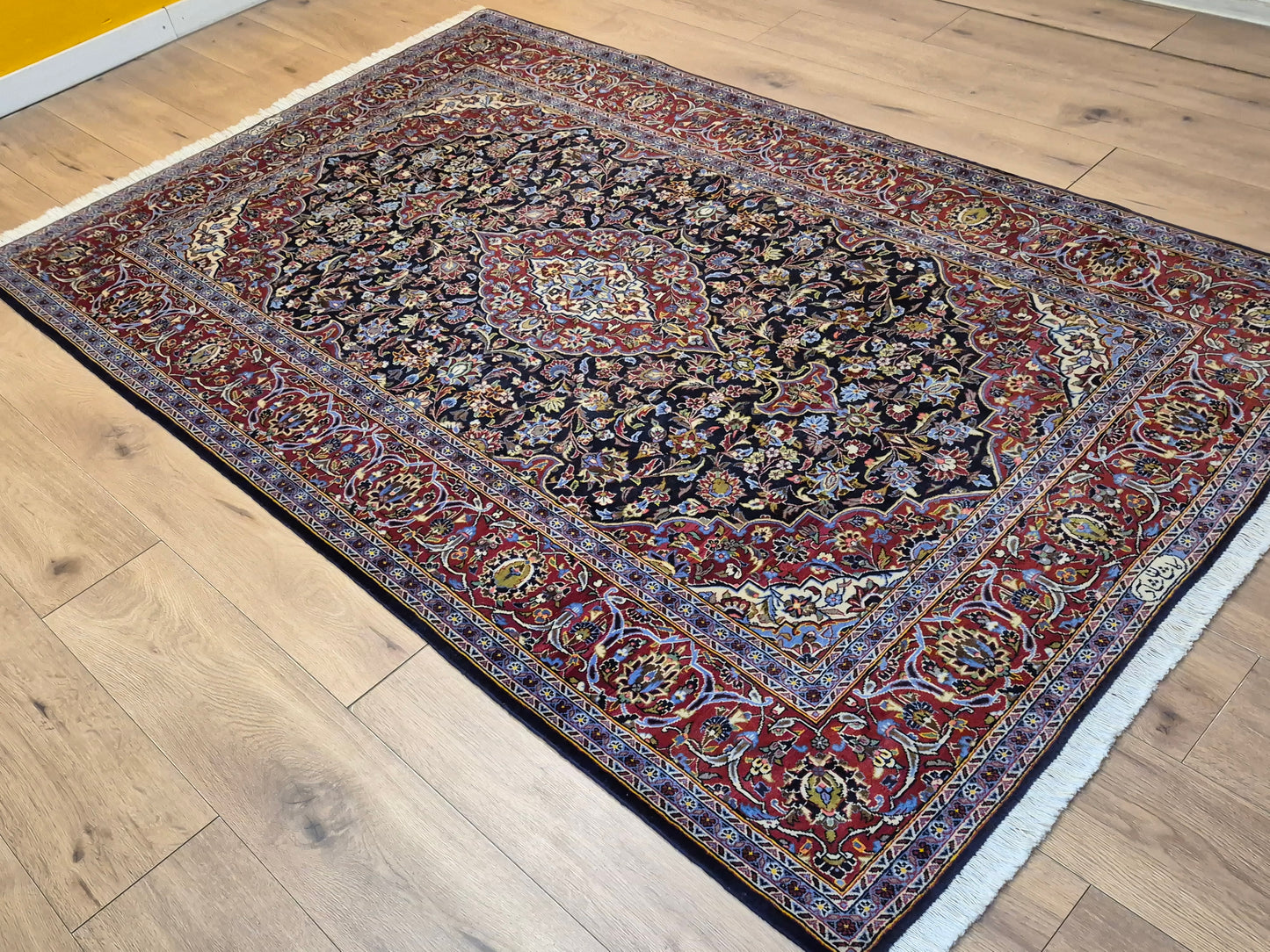 Keshan Teppich Korkwolle signiert Medaillon florales Design