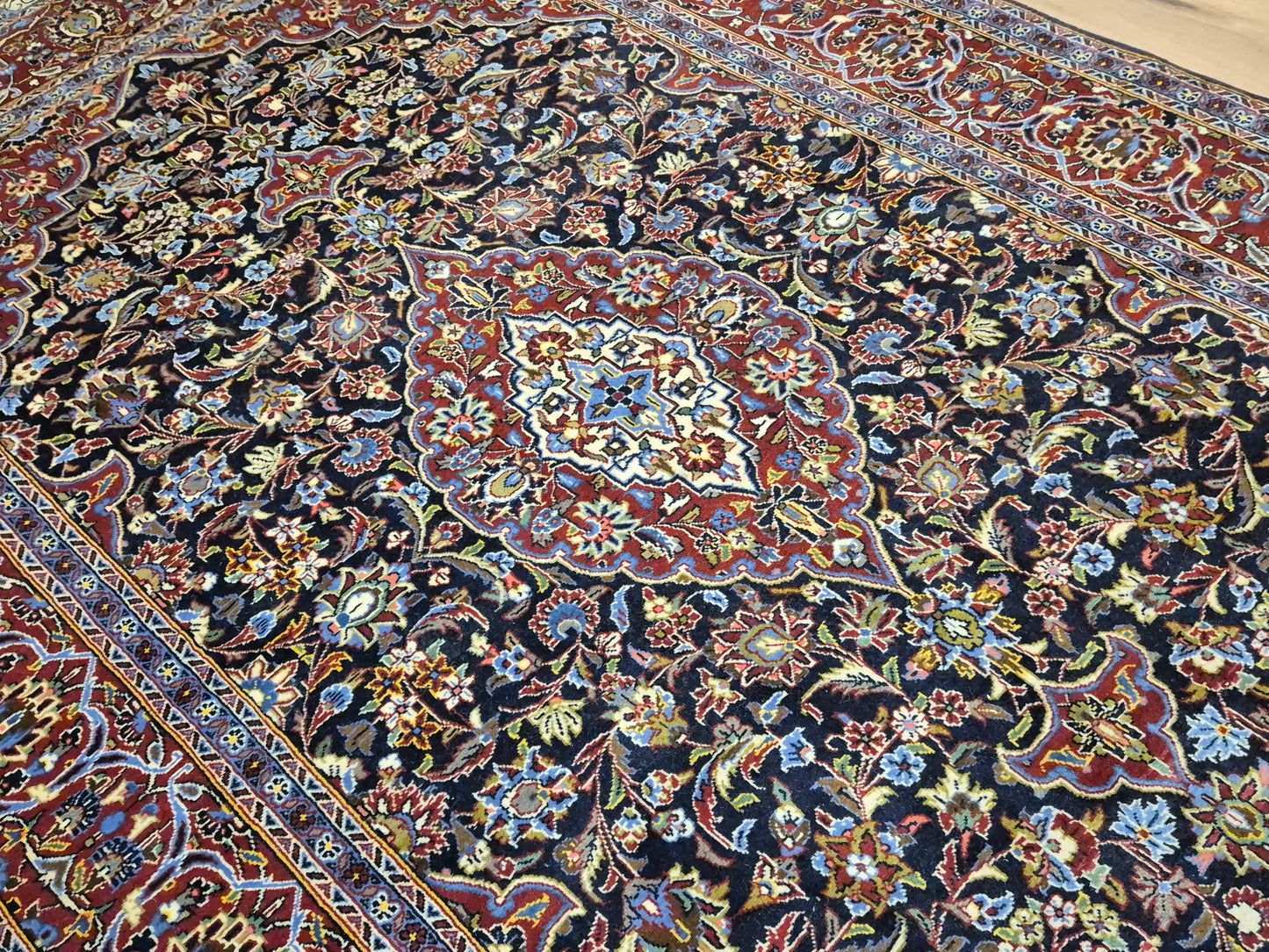 Keshan Teppich Korkwolle signiert Medaillon florales Design