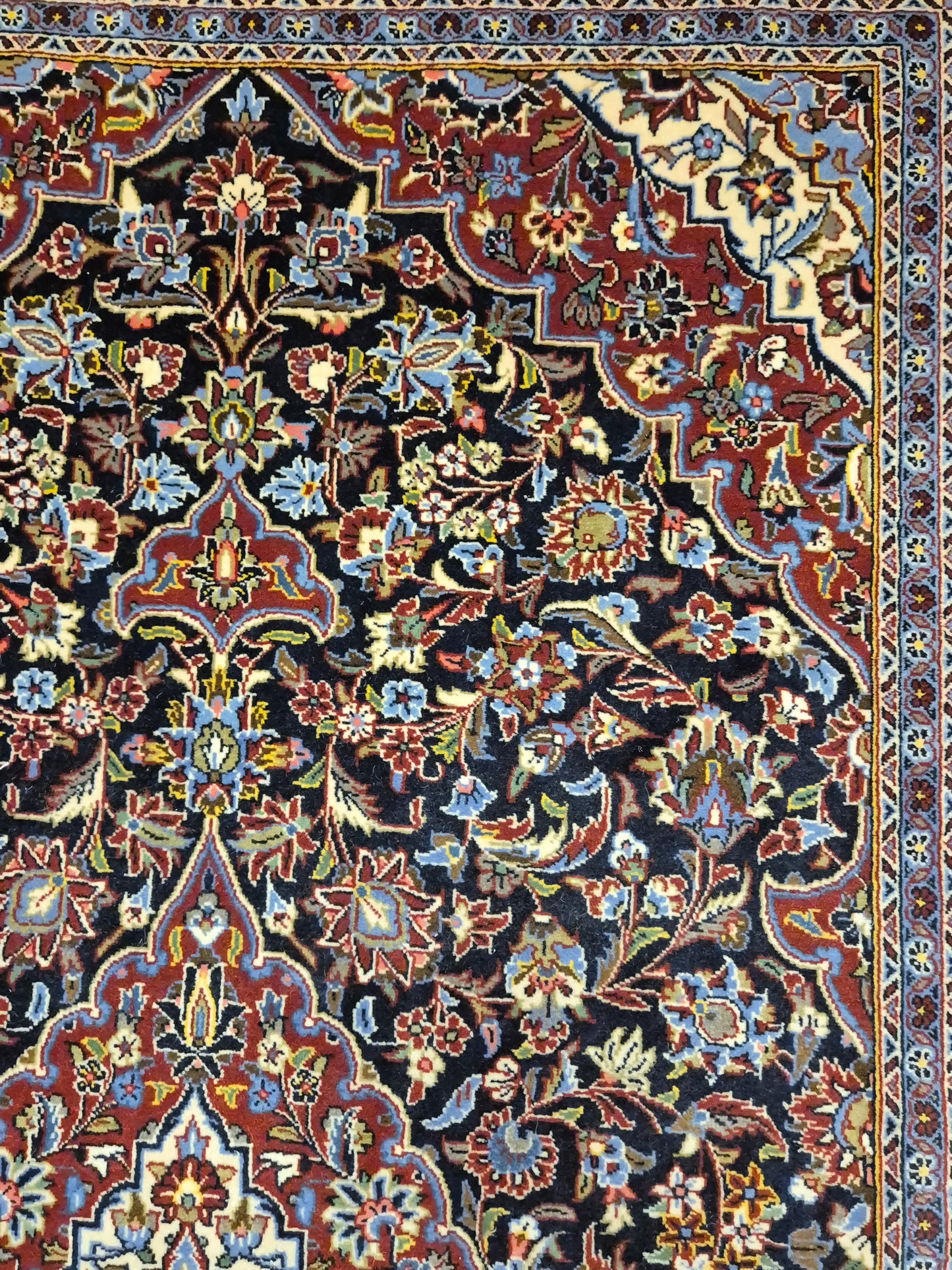 Keshan Teppich Korkwolle signiert Medaillon florales Design