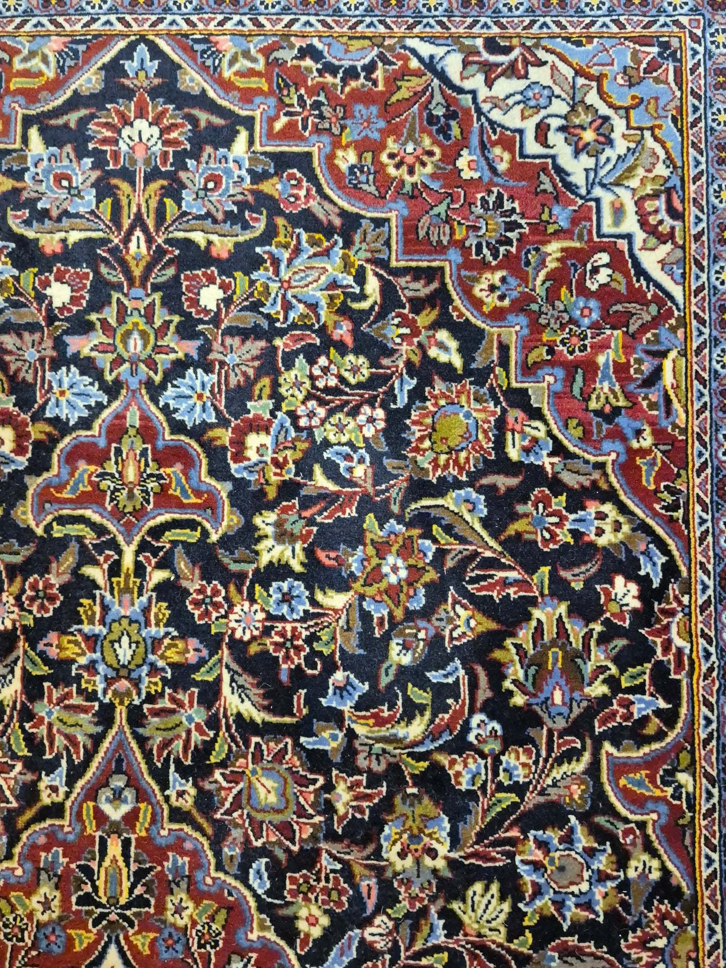 Keshan Teppich Korkwolle signiert Medaillon florales Design