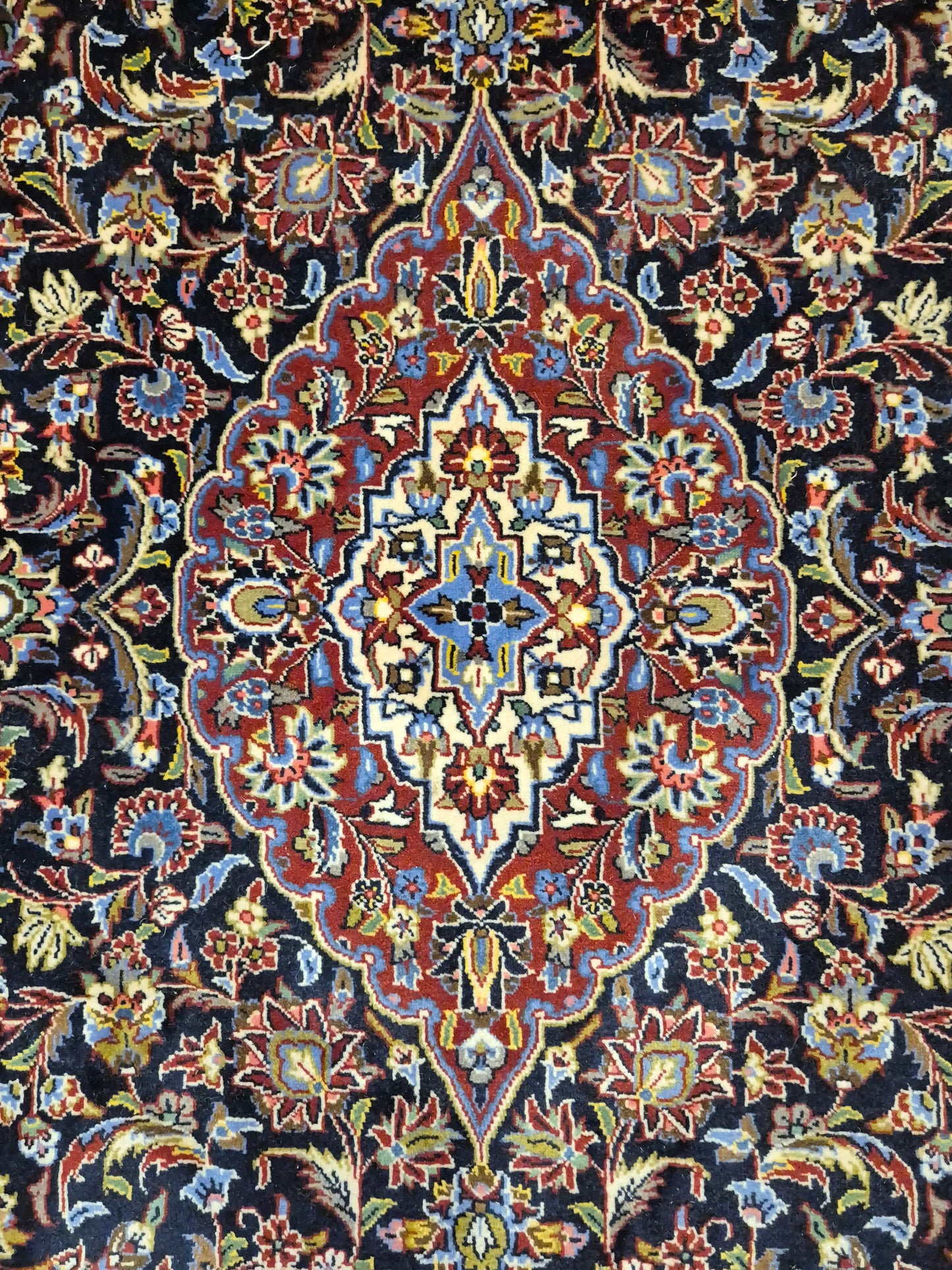 Keshan Teppich Korkwolle signiert Medaillon florales Design