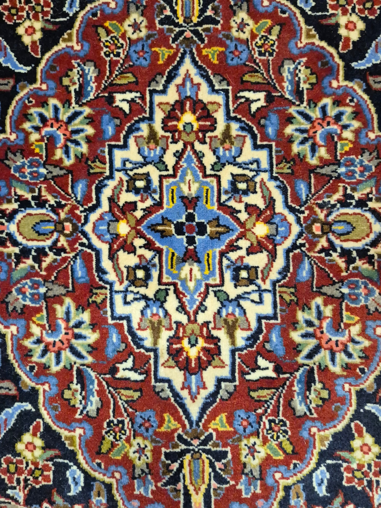 Keshan Teppich Korkwolle signiert Medaillon florales Design