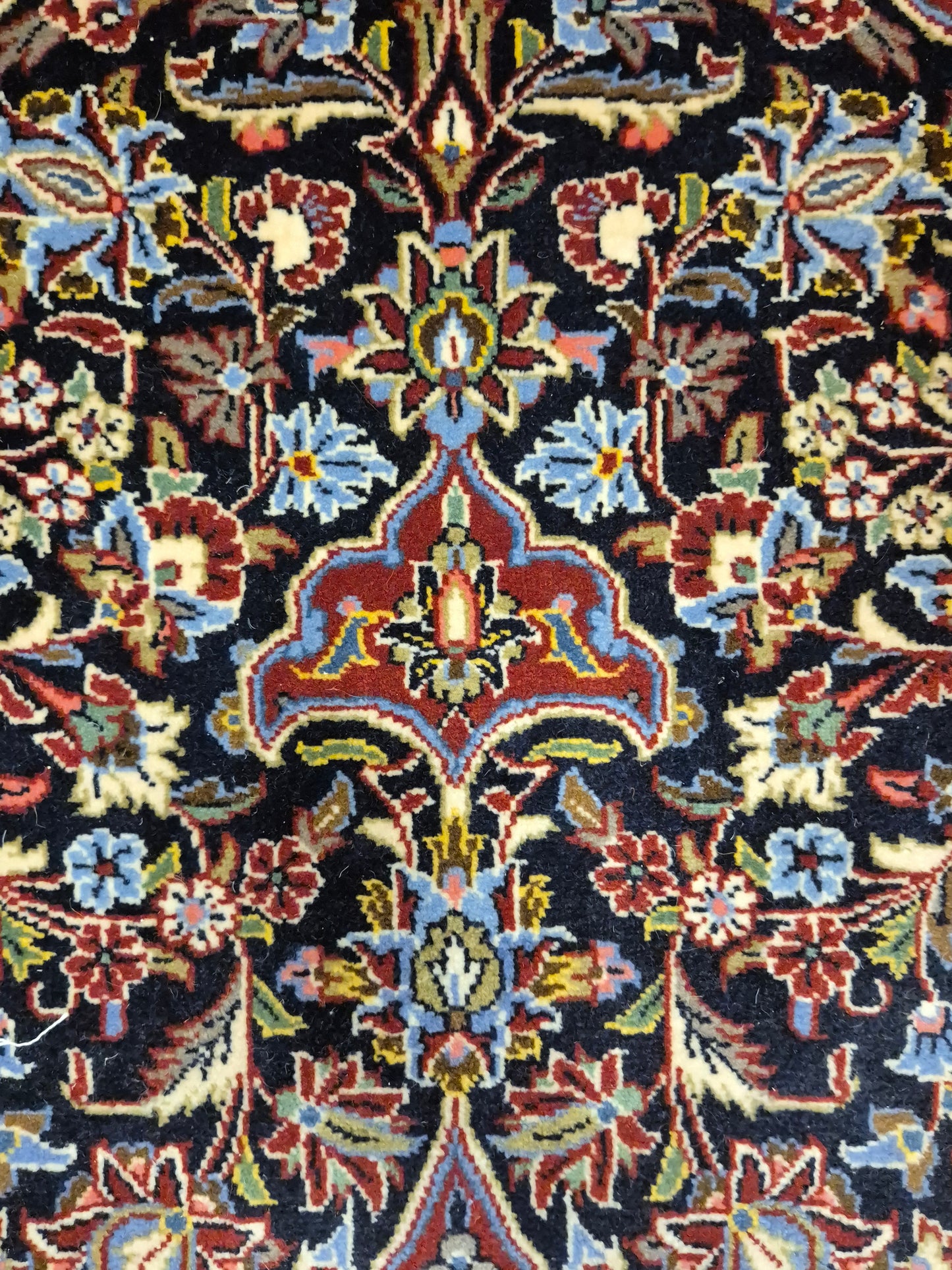 Keshan Teppich Korkwolle signiert Medaillon florales Design