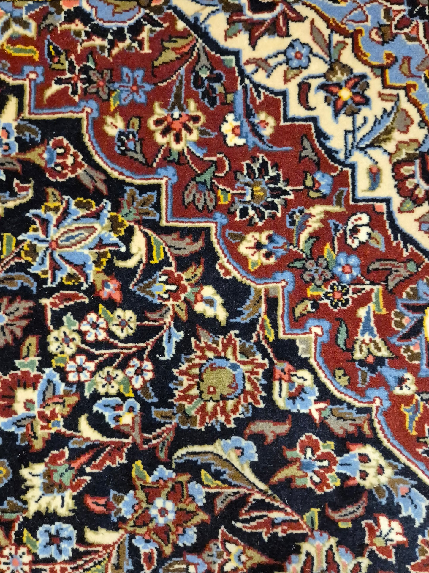 Keshan Teppich Korkwolle signiert Medaillon florales Design