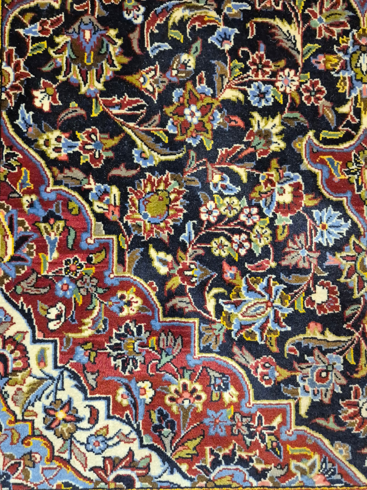 Keshan Teppich Korkwolle signiert Medaillon florales Design