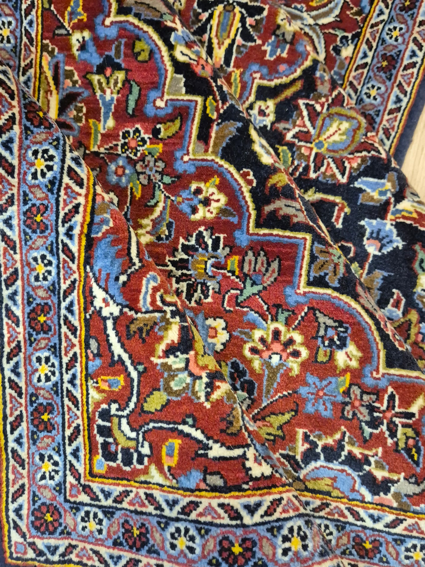 Keshan Teppich Korkwolle signiert Medaillon florales Design