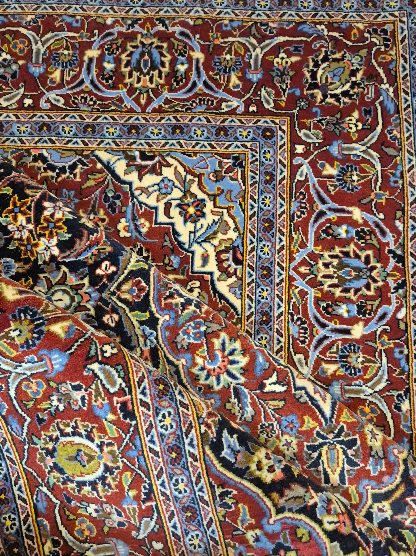 Keshan Teppich Korkwolle signiert Medaillon florales Design